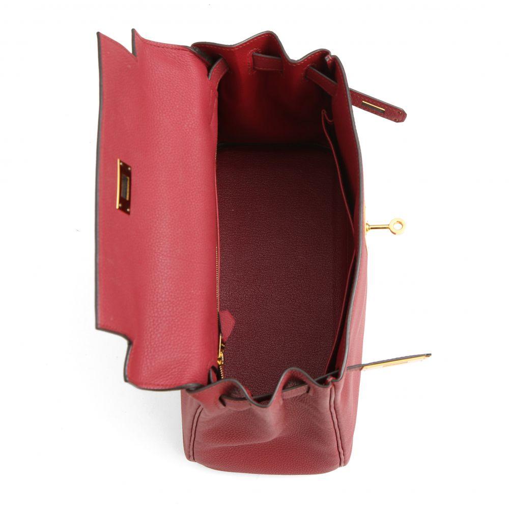 Hermès Kelly 28 Togo Rouge Grenat shoulder handle bag
Gold tone hardware
from 2017 
some scratches on the metal parts of the shoulder strap and feet 
Gently used

Measurements
Width: 26 cm
Height: 22 cm
Depth: 10 cm

