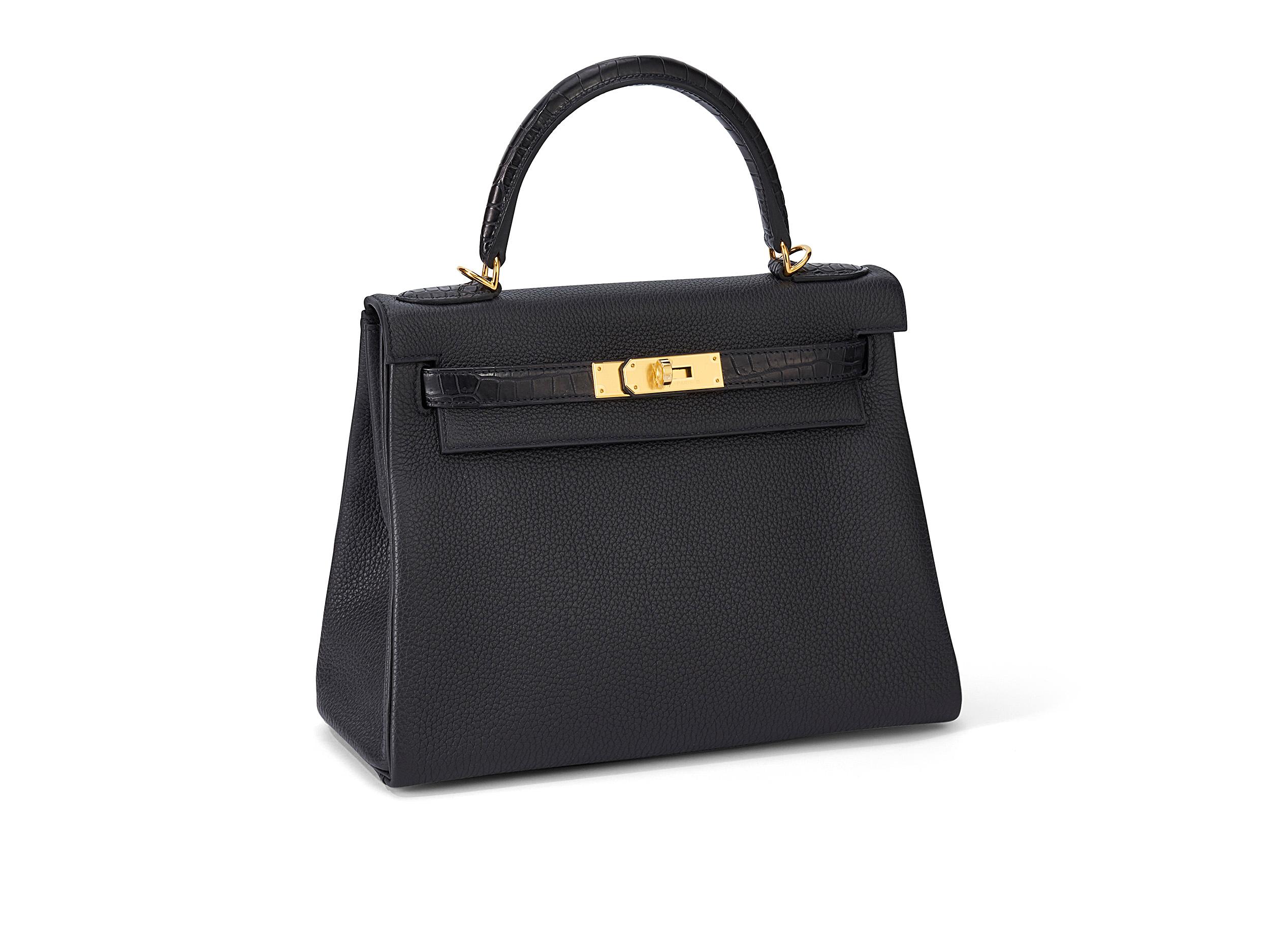 Hermès Kelly 28 en cuir d'alligator noir touché et ornements dorés. Le sac n'a pas été porté et est livré dans son intégralité, y compris le reçu original et les citations.

Timbre Z (2021) 

