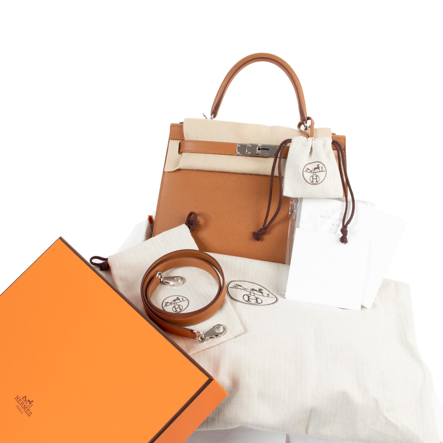 Hermès Kelly 28 Verso Gold Ambre Epsom PHW
If you're looking for that all-time classic bag with a cool and unique touch, this Hermès Kelly 28 Verso Gold Ambre Epsom PHW is the one for you. Brand new and fresh from the boutique, this beauty comes in