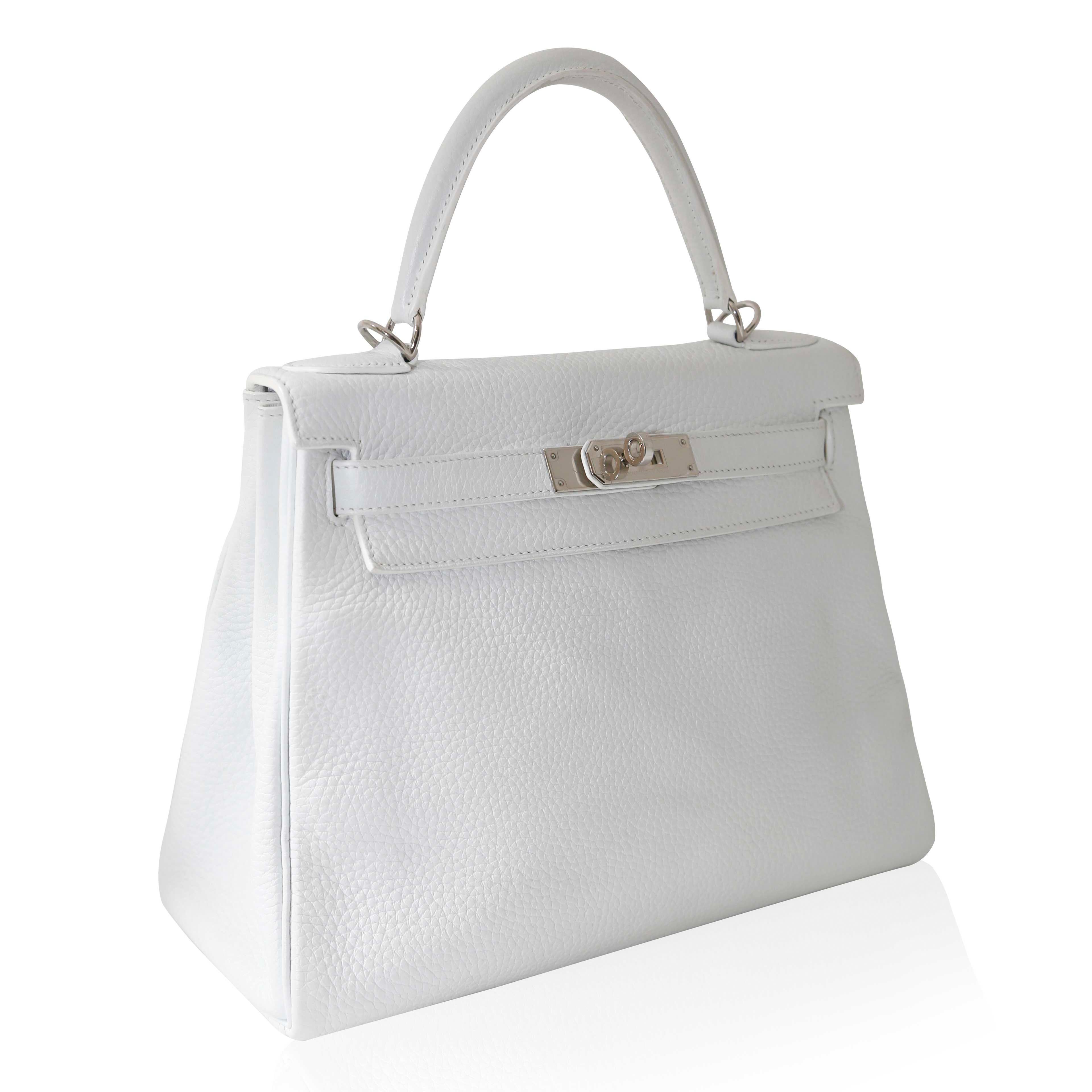 One of the most sought-after and highly coveted Hermès style, this pre-owned Kelly 28 is the perfect size to transition from day to evening.

Expertly crafted from Togo leather - a favoured Hermès hide for its texture and durability against scuffing