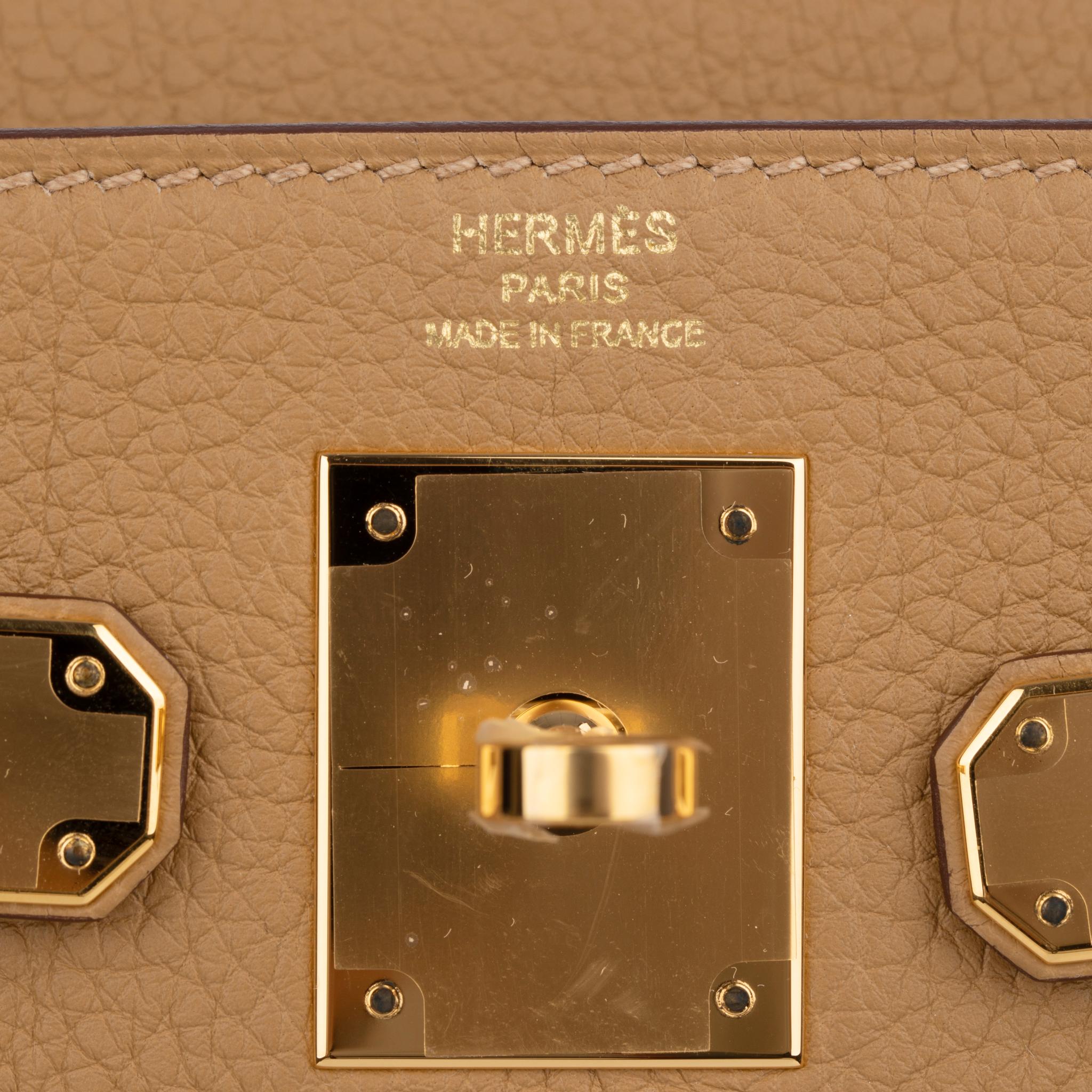 The Hermes Kelly 28cm in Biscuit Togo Leather with Gold Hardware is a harmonious blend of understated luxury and impeccable craftsmanship.

Handcrafted by Hermes artisans, this iconic bag exudes sophistication with its timeless design. The Biscuit