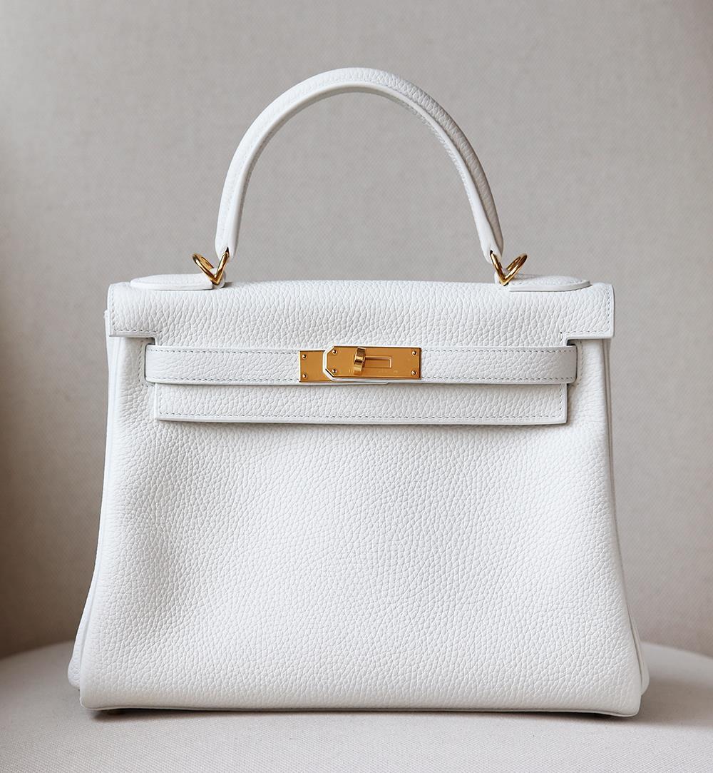 Hermès Kelly 28cm Clemence Bag with Gold-Plated hardware produced in the year 2020. Top handle strap and shoulder strap. Tonal leather lining. Double slit pocket and zip pocket on interior walls. Turn-lock closure at front. Colour: White. Production