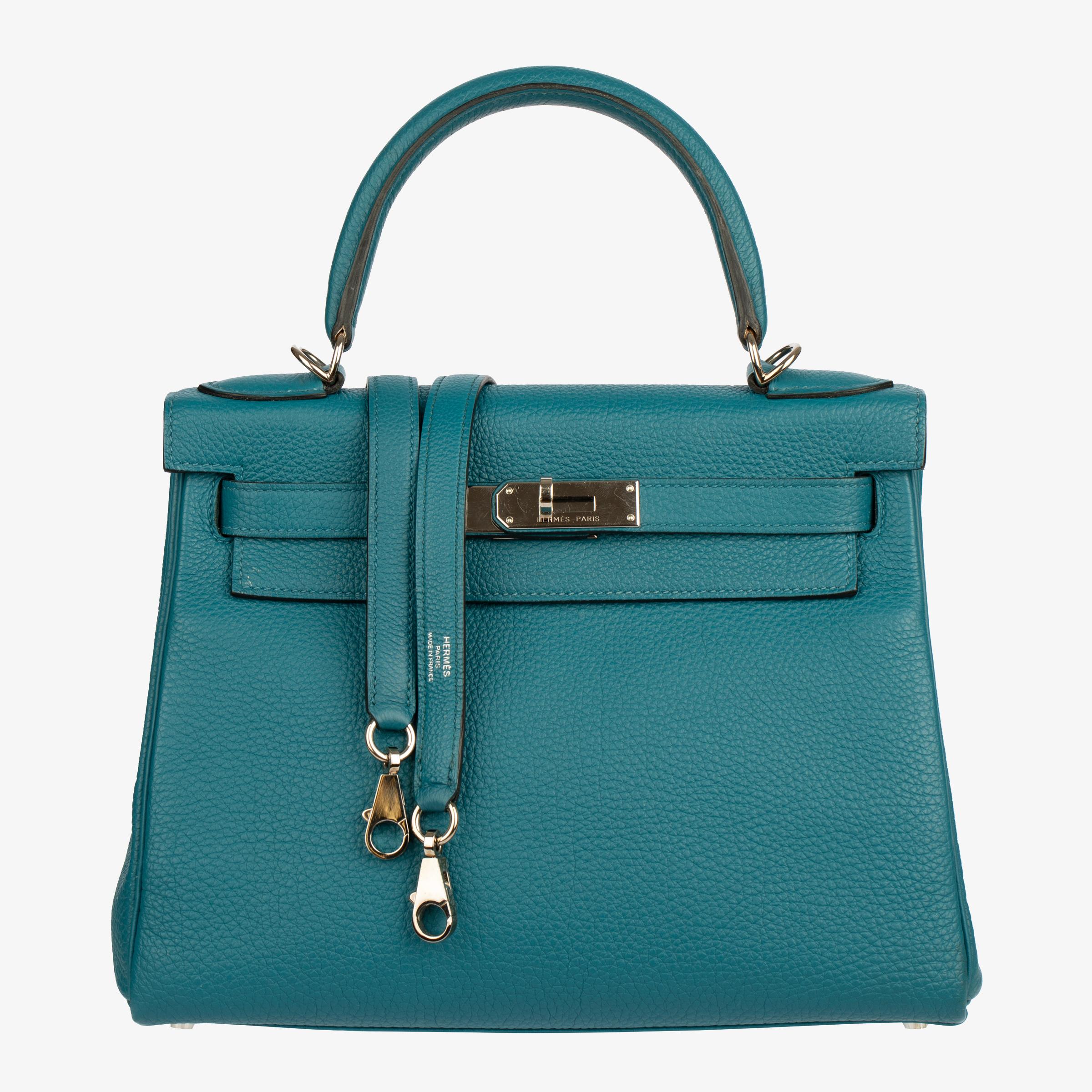 Brand: Hermes

Product: Kelly Retourne

Size:
- CM: L 28 cm x H 20.5 cm x D 11 cm
- INCH: L 11