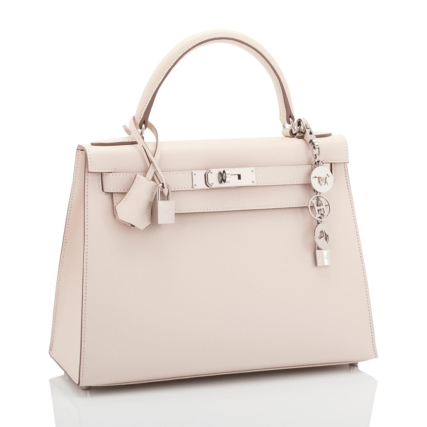 Hermès Kelly 28cm Craie „Chalk“ Off White Epsom Sellier Tasche mit U-Stempel, 2022
Craie mit Palladium-Hardware ist in natura spektakulär!
Brandneu in Box. Ladenfrisch. Tadelloser Condit (mit Plastikbeschlägen).
Soeben im Hermes-Geschäft gekauft.