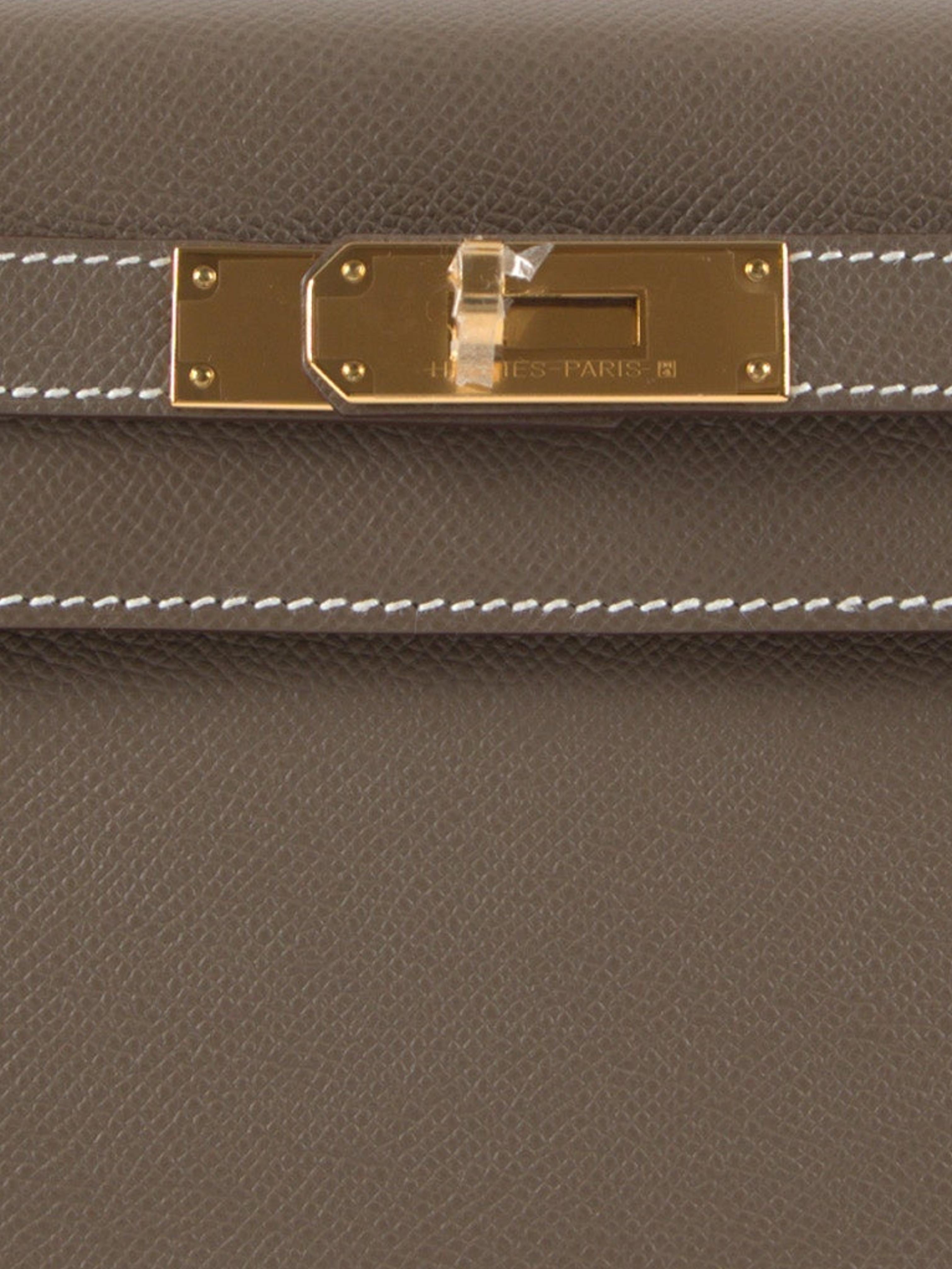 Hermès Kelly 28cm in Etoupe

Retourne

Epsom Leather with Gold Hardware

B Stamp / 2024

Accompanied by: Original receipt, Hermes box, Hermes dustbag, clochette, lock, two keys, shoulder strap, clochette dustbag, shoulder strap dustbag, rain coat,