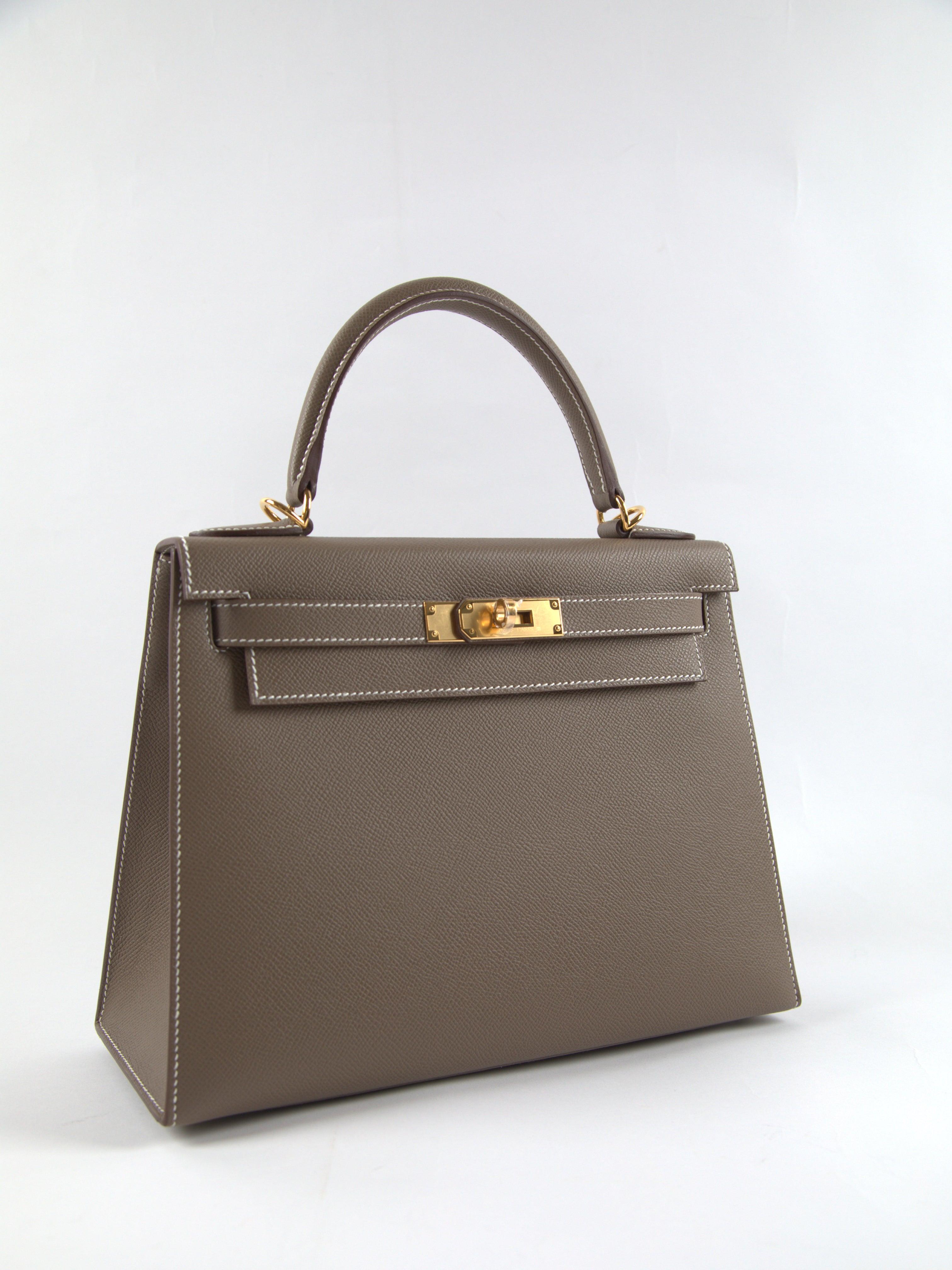 HERMÈS KELLY 28CM ETOUPE Epsom Leather with Gold Hardware In Excellent Condition In London, GB