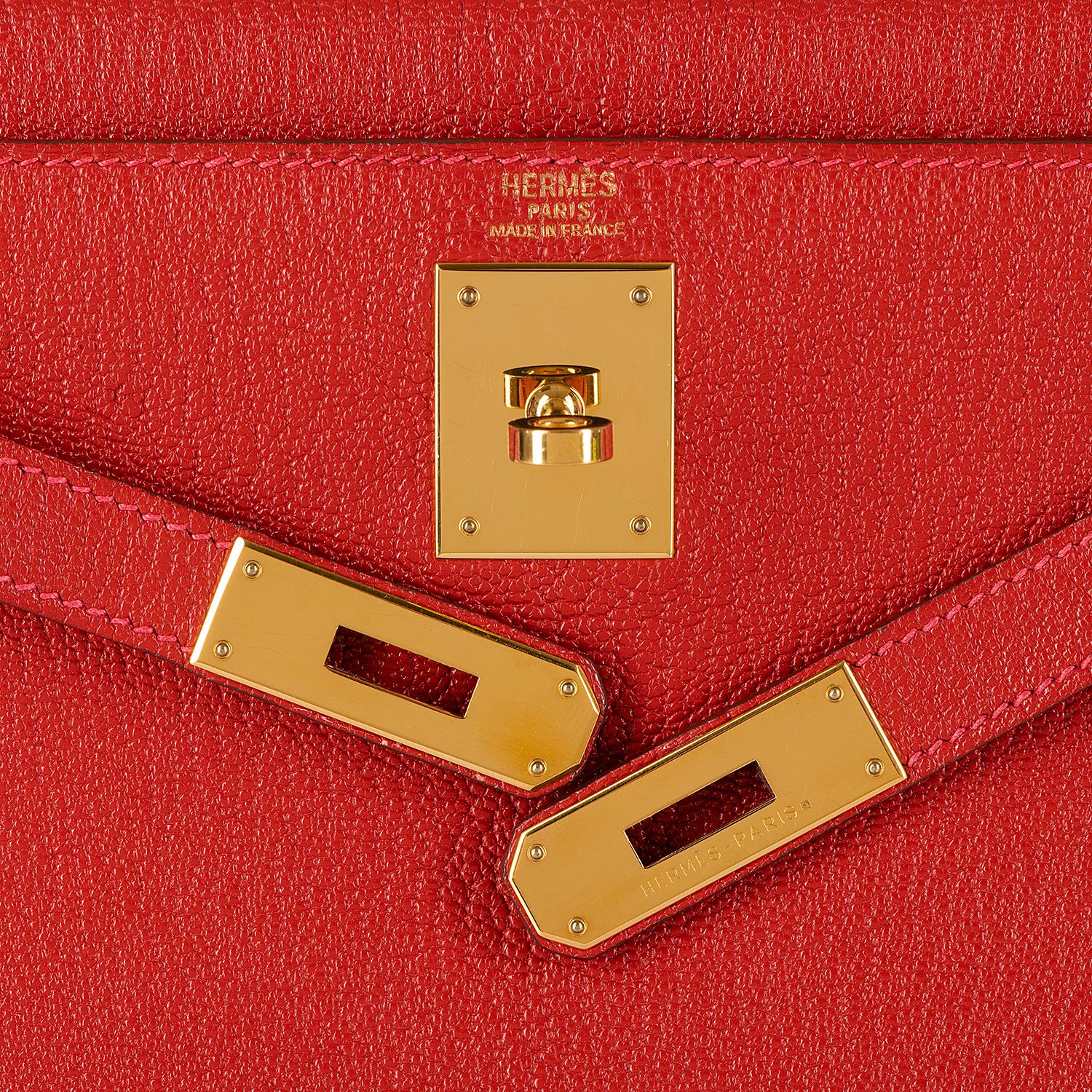 Hermes Kelly 28cm in rare Chevre Mysore - Rouge 'H' Leather with Gold Hardware In Excellent Condition In London, GB
