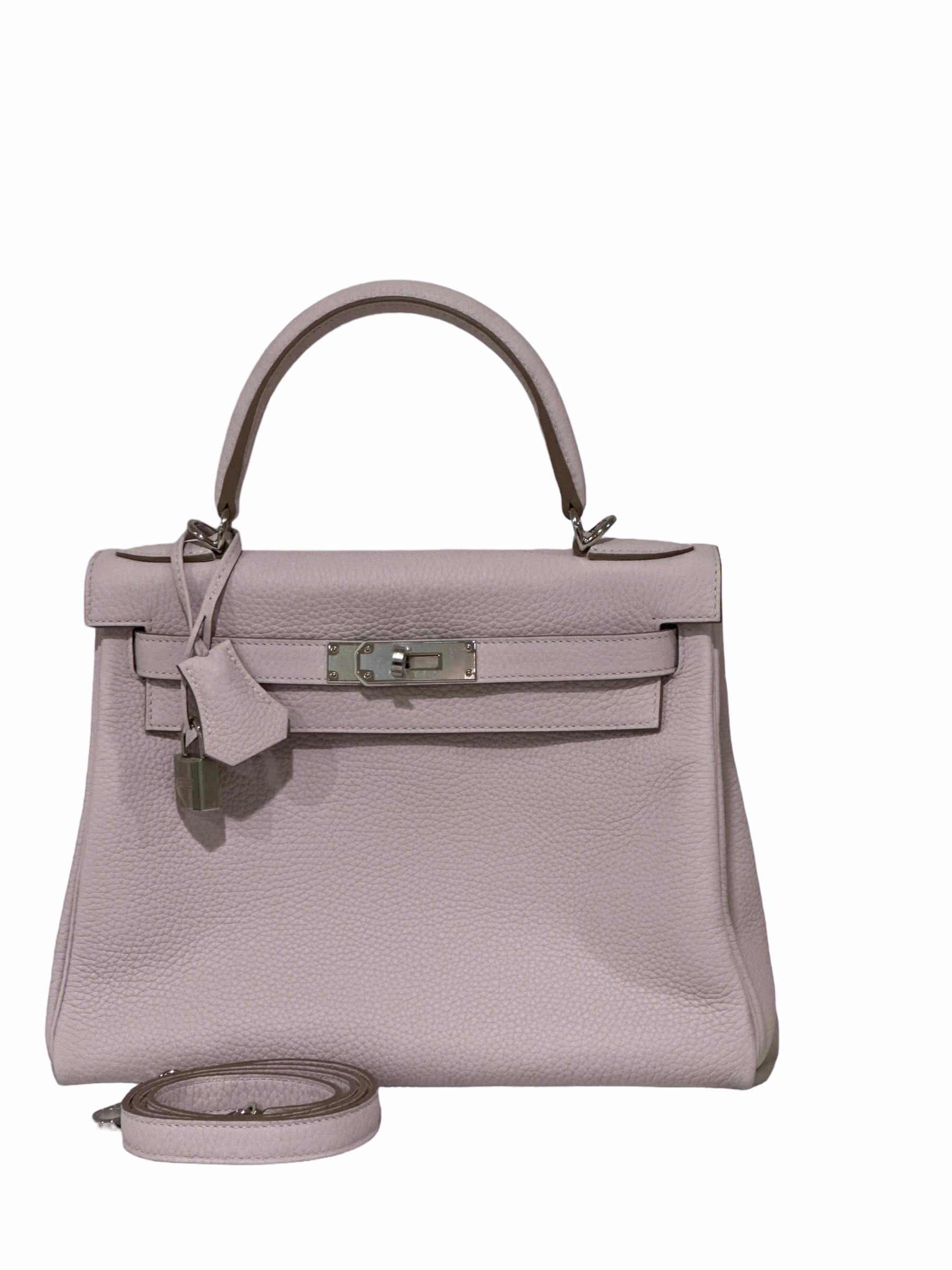 Le sac Kelly d'Hermès est un sac à main luxueux conçu par la maison de couture française Hermès. Il a été introduit pour la première fois dans les années 1930 en tant que sacoche pour les cavaliers, mais il est ensuite devenu un accessoire de mode