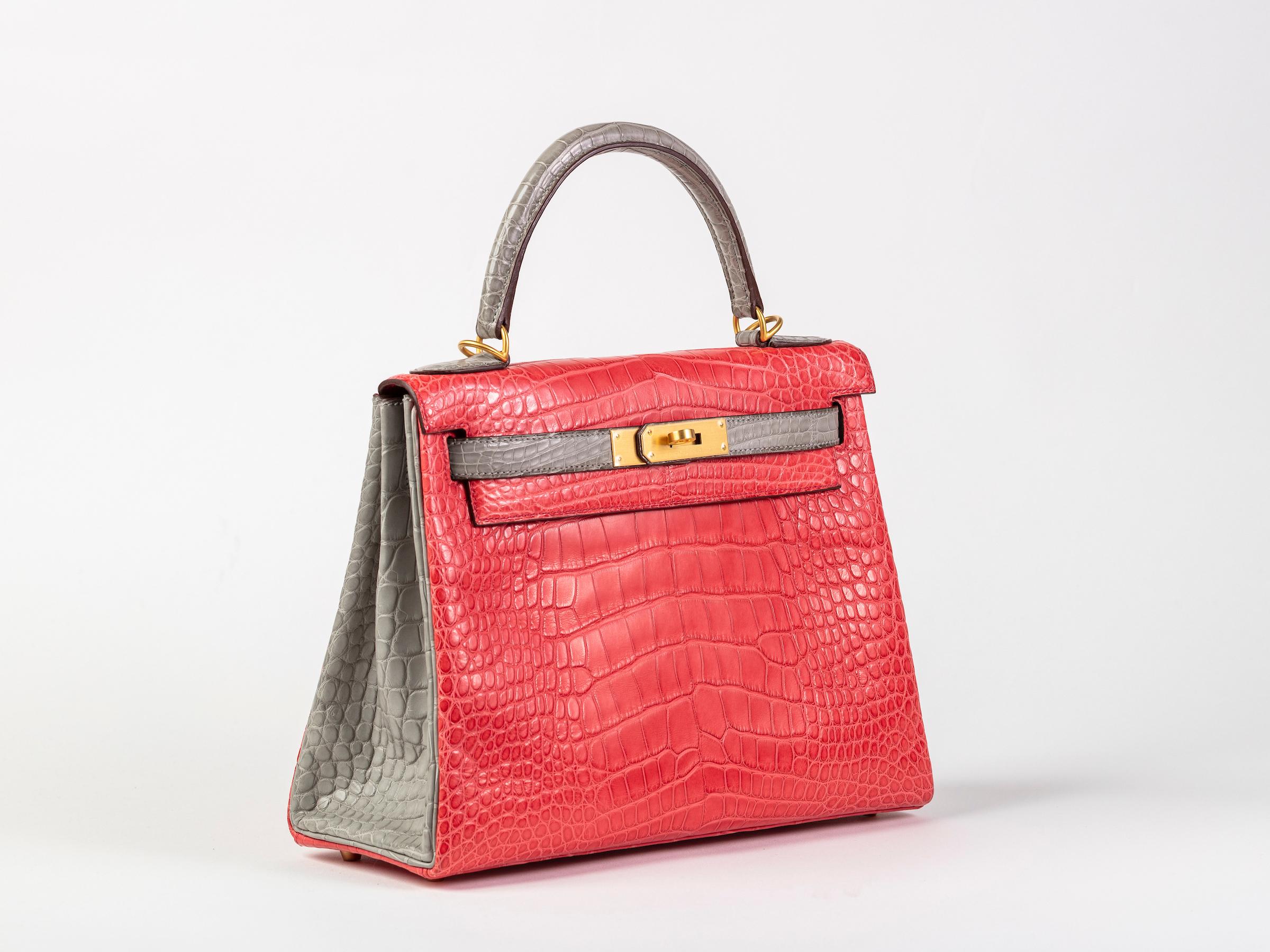 Hermes Kelly 28cm Personalized Bouganvilla and Gris Perle Alligator with Gold In New Condition In Sheridan, WY