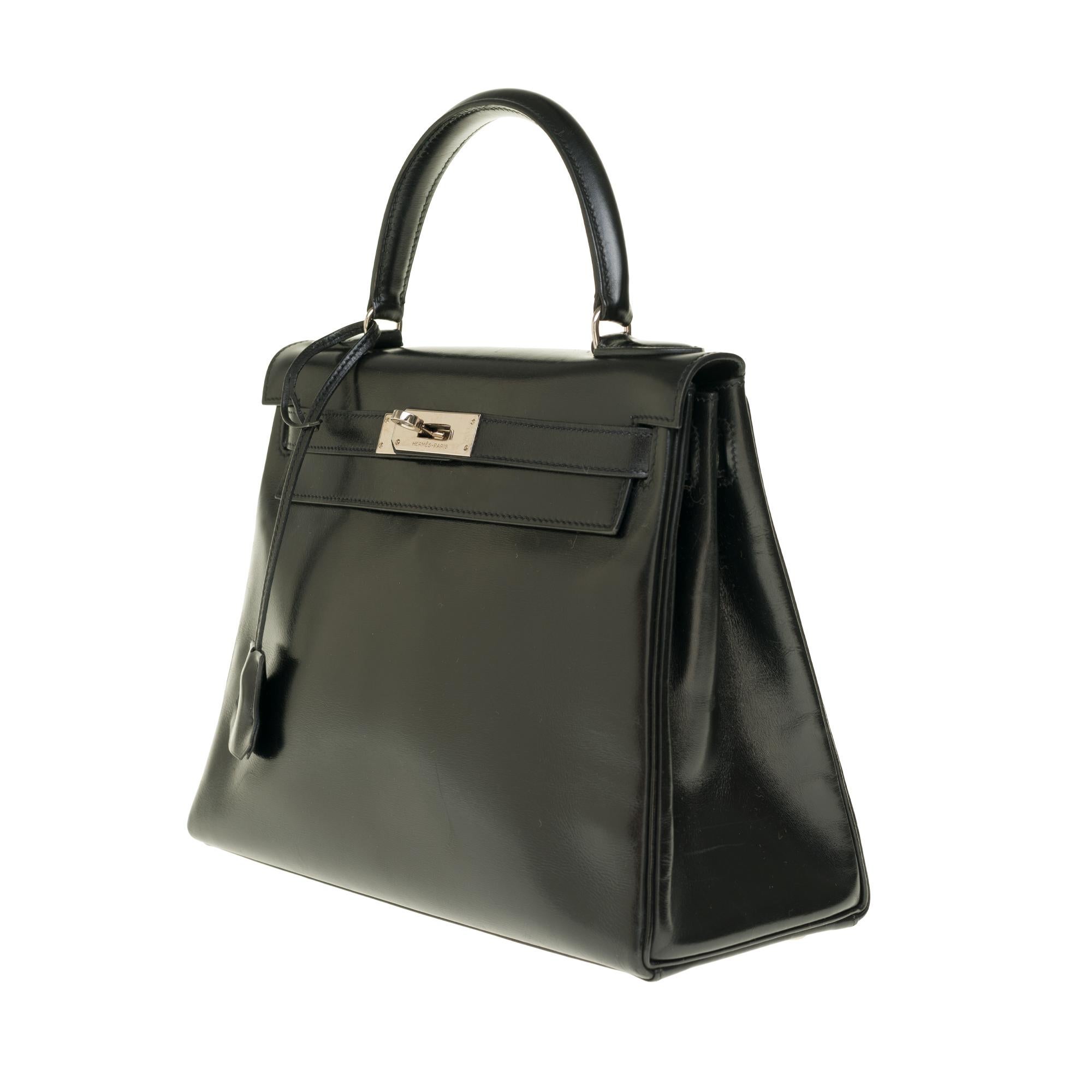 Splendid Hermes Kelly 28 black box leather handbag, silver palladium plated metal trim, simple leather box handle, shoulder strap handle (not signed) in black box allowing a hand or shoulder strap.

Closure by flap.
Lining in black leather, a zipped