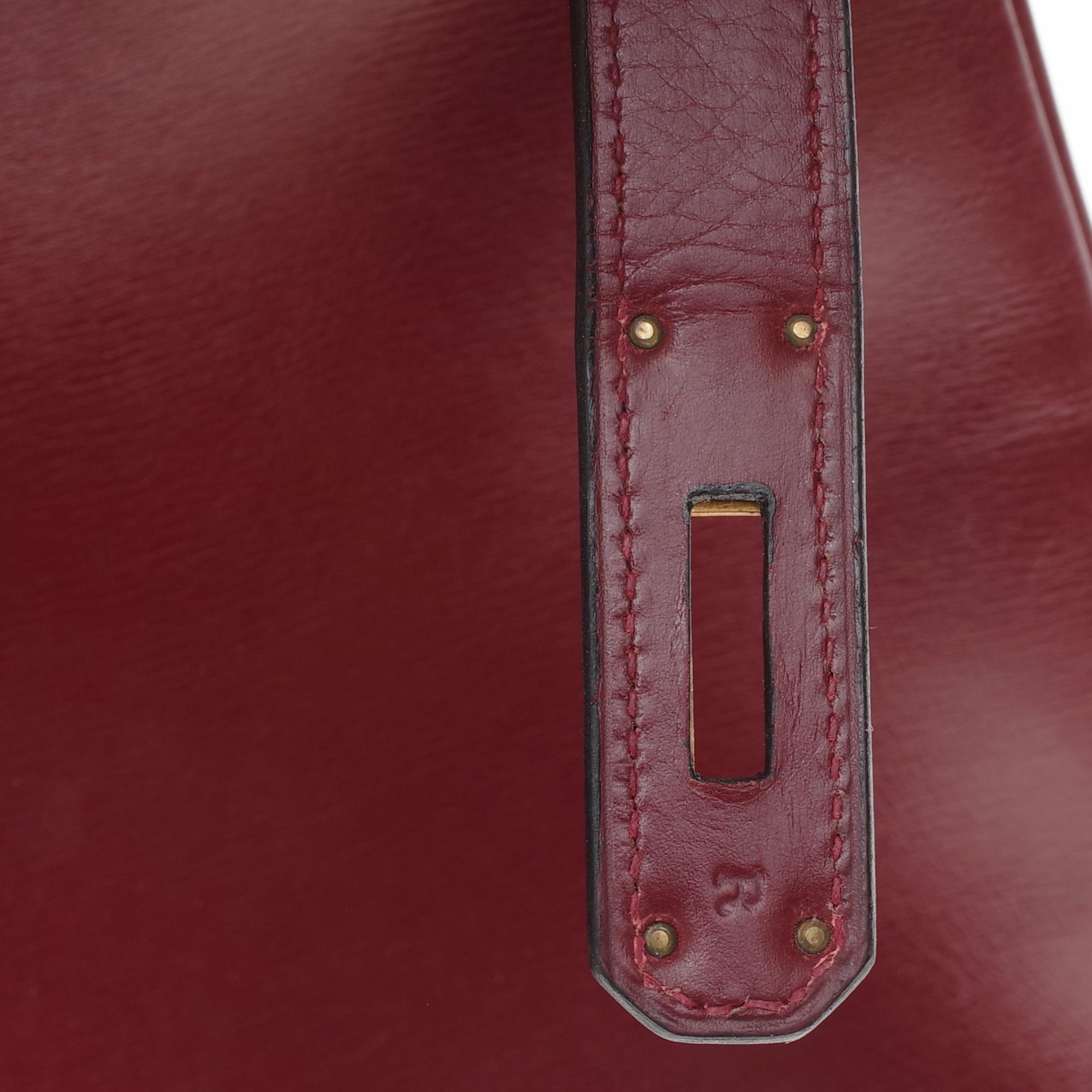 Hermès Kelly 28cm retourné handbag in burgundy box calfskin with Gold hardware In Good Condition In Paris, IDF