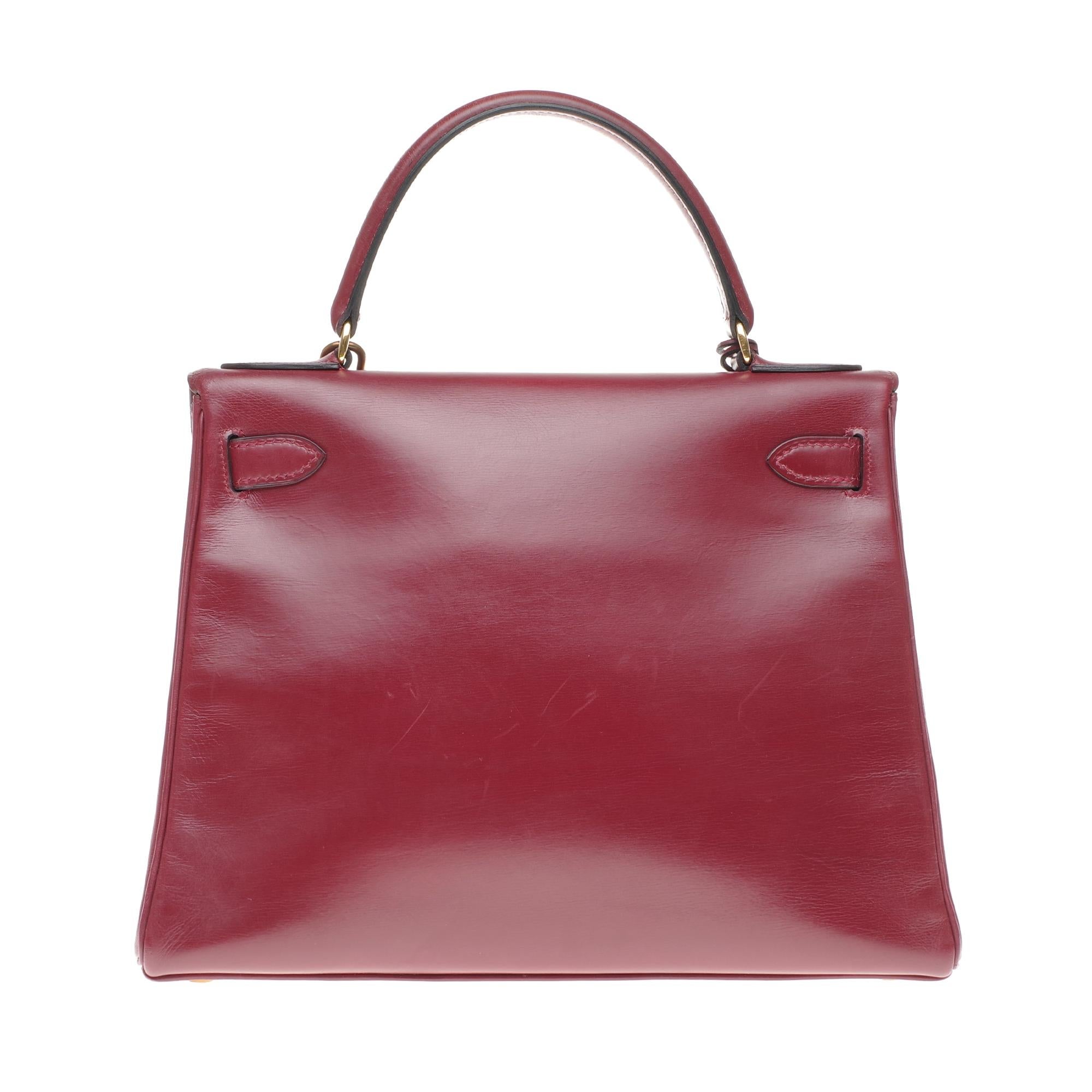 Beautiful Hermes Kelly 28 cm in burgundy calfskin handbag, gold plated metal hardware, burgundy leather handle for carrying.

Closure by flap.
Lining in burgundy leather, one zippered pocket, two patch pockets.
Signature: 