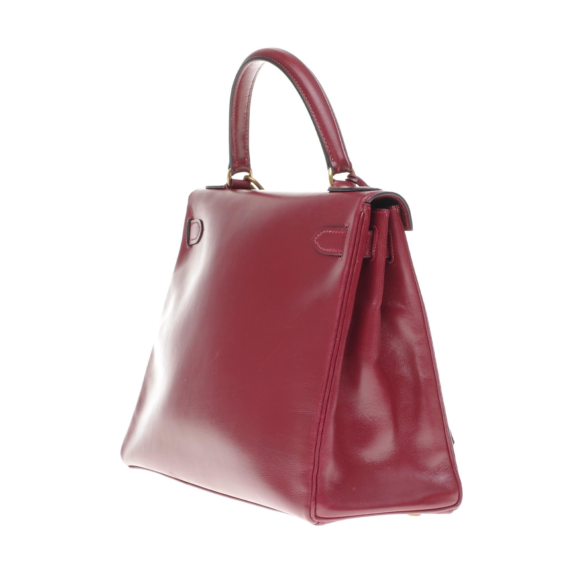 Hermès Kelly 28cm retourné handbag in burgundy calfskin Gold hardware In Good Condition In Paris, IDF