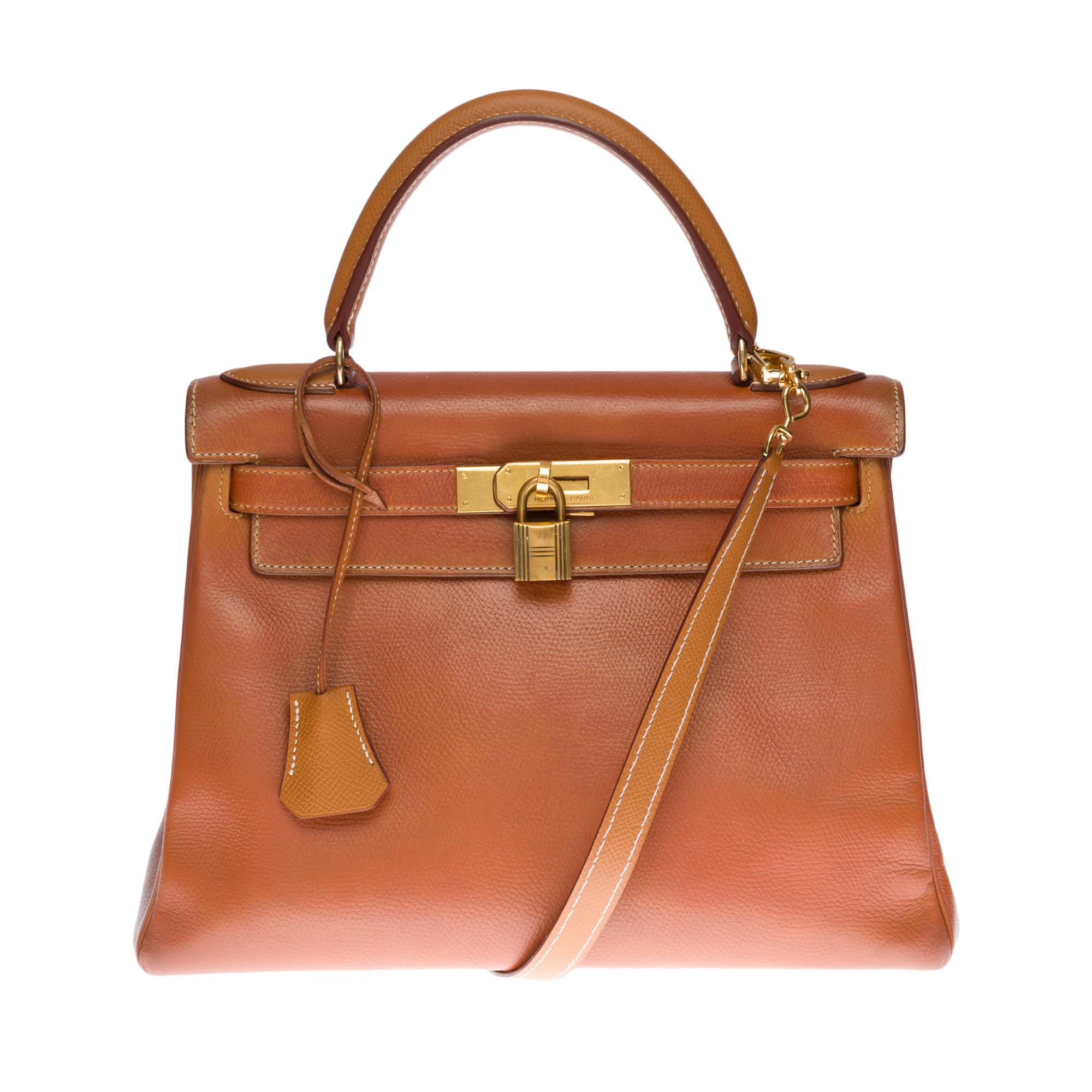 Splendid handbag Hermes Kelly 28 retourné in Courchevel Gold leather, gold plated metal hardware, simple handle in Courchevel leather, shoulder strap in Courchevel gold (not signed Hermès) allowing a hand or shoulder carry

Closure by flap
Inner