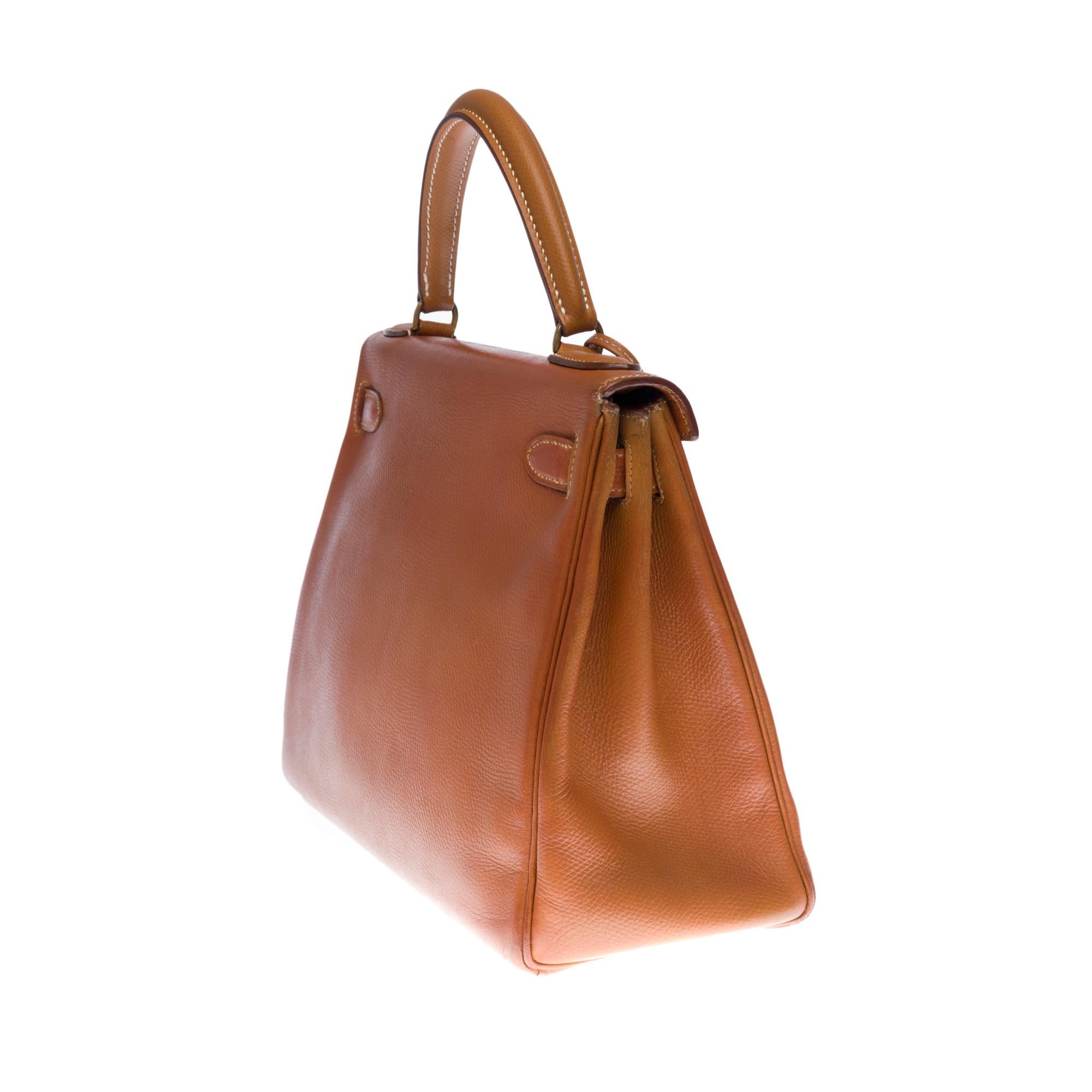 Hermès Kelly 28cm retourné handbag with strap in Gold Courchevel leather, GHW In Good Condition In Paris, IDF