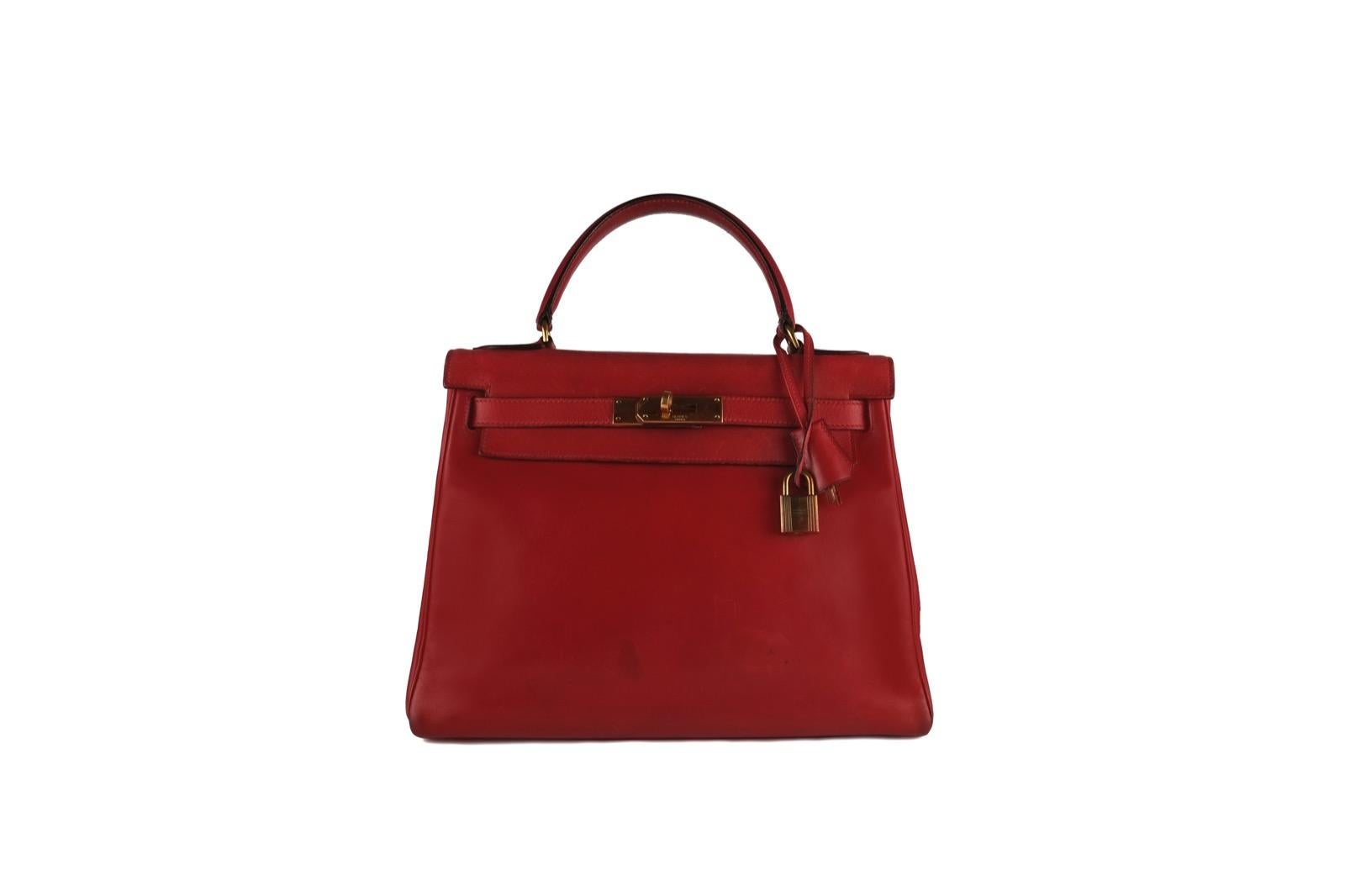 Superb Hermes Kelly handbag 28 cm in red box leather, gold Hardware, red leather handle, allowing a hand carry.

A flap closure.
Inner lining in red leather, three patch pockets.
Sold with zipper, key, padlock, bell.
Signature: 