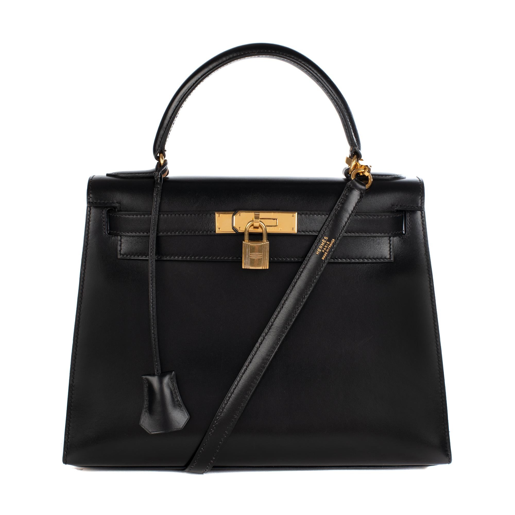 The Iconic Hermes Kelly Handbag 28cm sellier in black calf box leather , gold-plated metal trim, black leather box handle, a single removable handle in black leather allowing a handheld or shoulder.

Closure by flap.
Black leather inner lining, one