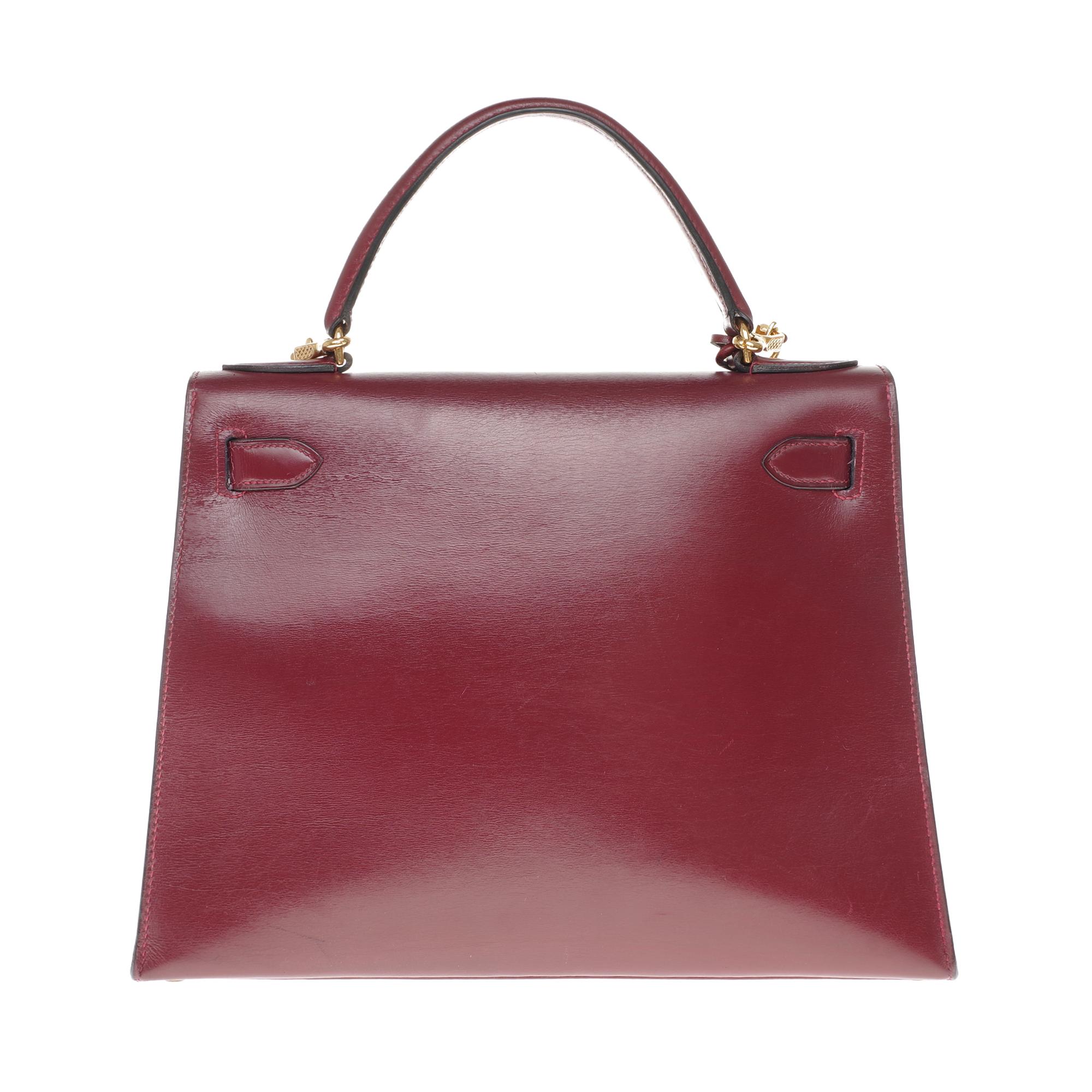 Beautiful Hermes Kelly 28 cm handbag with sellier stitching (handmade) in burgundy calfskin box leather , burgundy leather box shoulder strap (not signed by Hermès), gold plated metal hardware, burgundy leather handle for carrying or shoulder