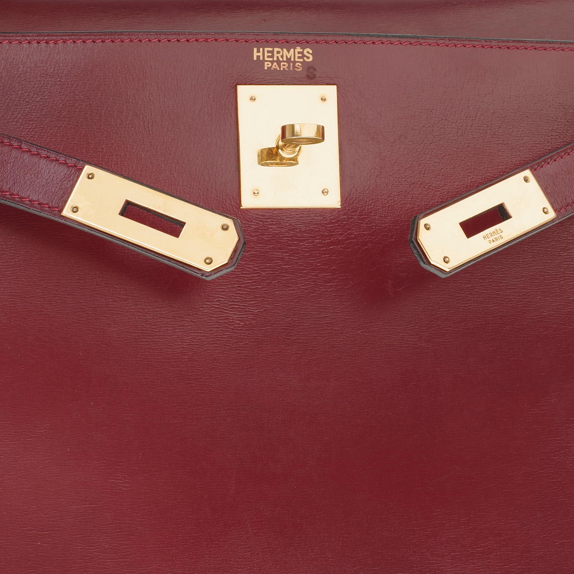 Brown Hermès Kelly 28cm sellier with strap handbag in burgundy calfskin, Gold hardware