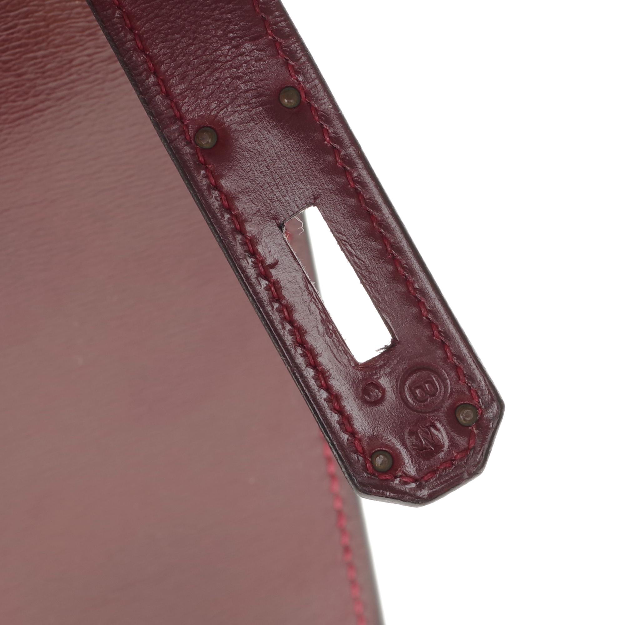 Hermès Kelly 28cm sellier with strap handbag in burgundy calfskin, Gold hardware In Good Condition In Paris, IDF