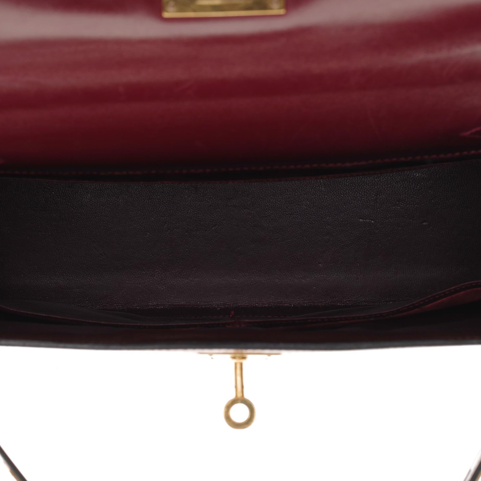 Women's Hermès Kelly 28cm sellier with strap handbag in burgundy calfskin, Gold hardware