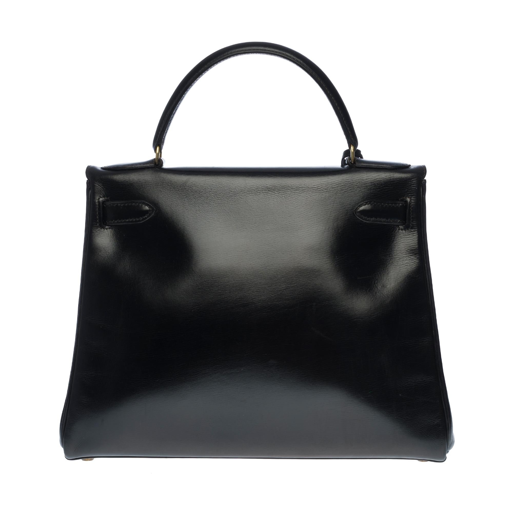 Stunning Hermes Kelly 28 black box leather handbag, gold-plated metal hardware, simple black box leather handle, shoulder strap handle (not signed Hermès) in black box allowing a hand or shoulder strap.

Closure by flap.
Lining in black leather, a