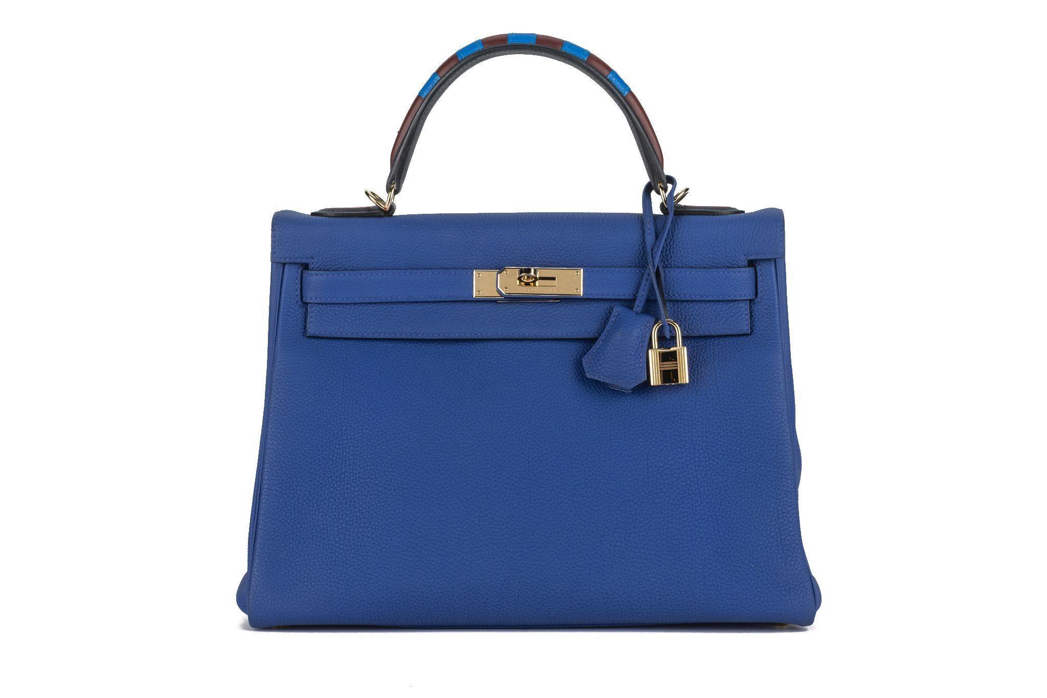 The Kelly 32 with gold hardware, and has tonal stitching, two straps with front toggle closure, a single rolled handle and a removable shoulder strap, the interior is lined with chevre leather. Comes with clochette, tirette, lock, 2 keys and