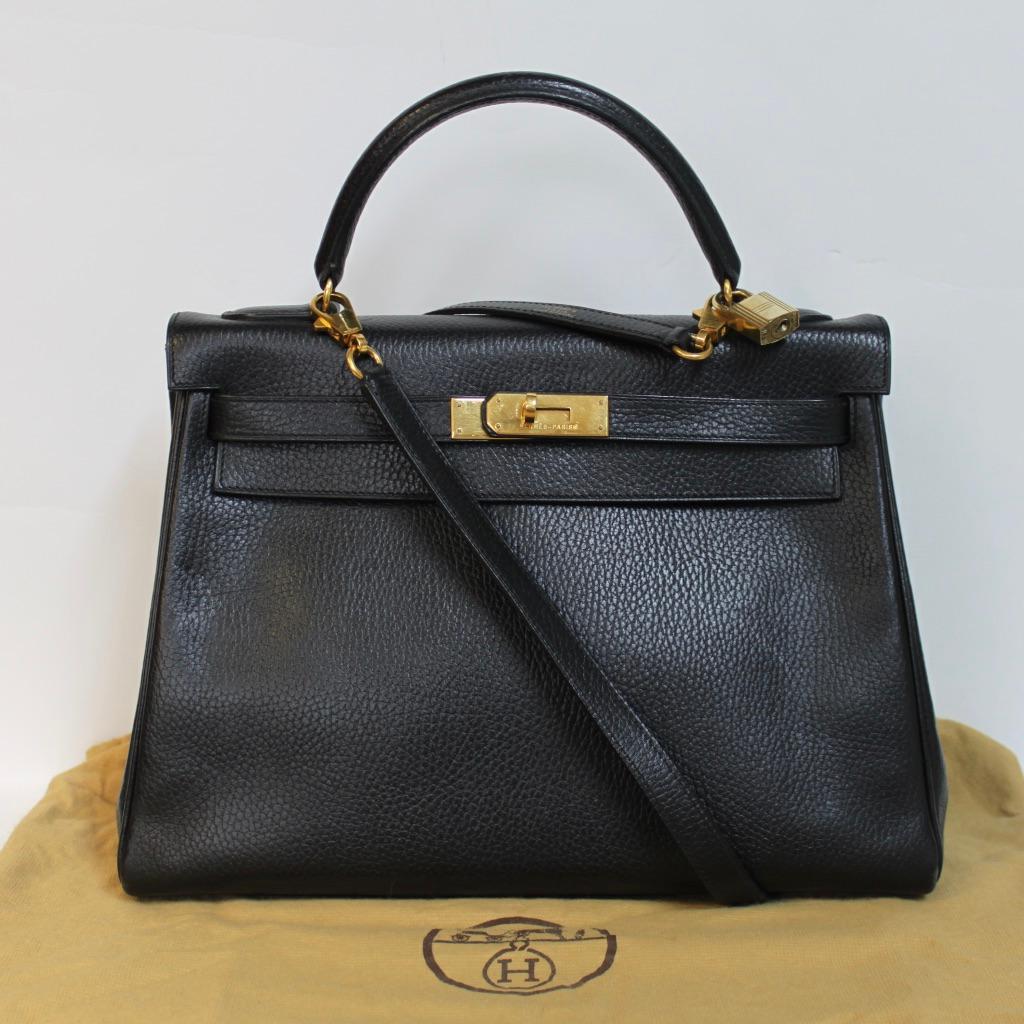 Iconic and timeless Hermes Kelly 32 in black leather with gold hardware.
It comes with dustbag and certificate of authenticity.

Dimensions:
32 x  24 x 12 cm
12,5 x 9,4 x 5 inches

The bag has some small signs of wear. There are only a few little