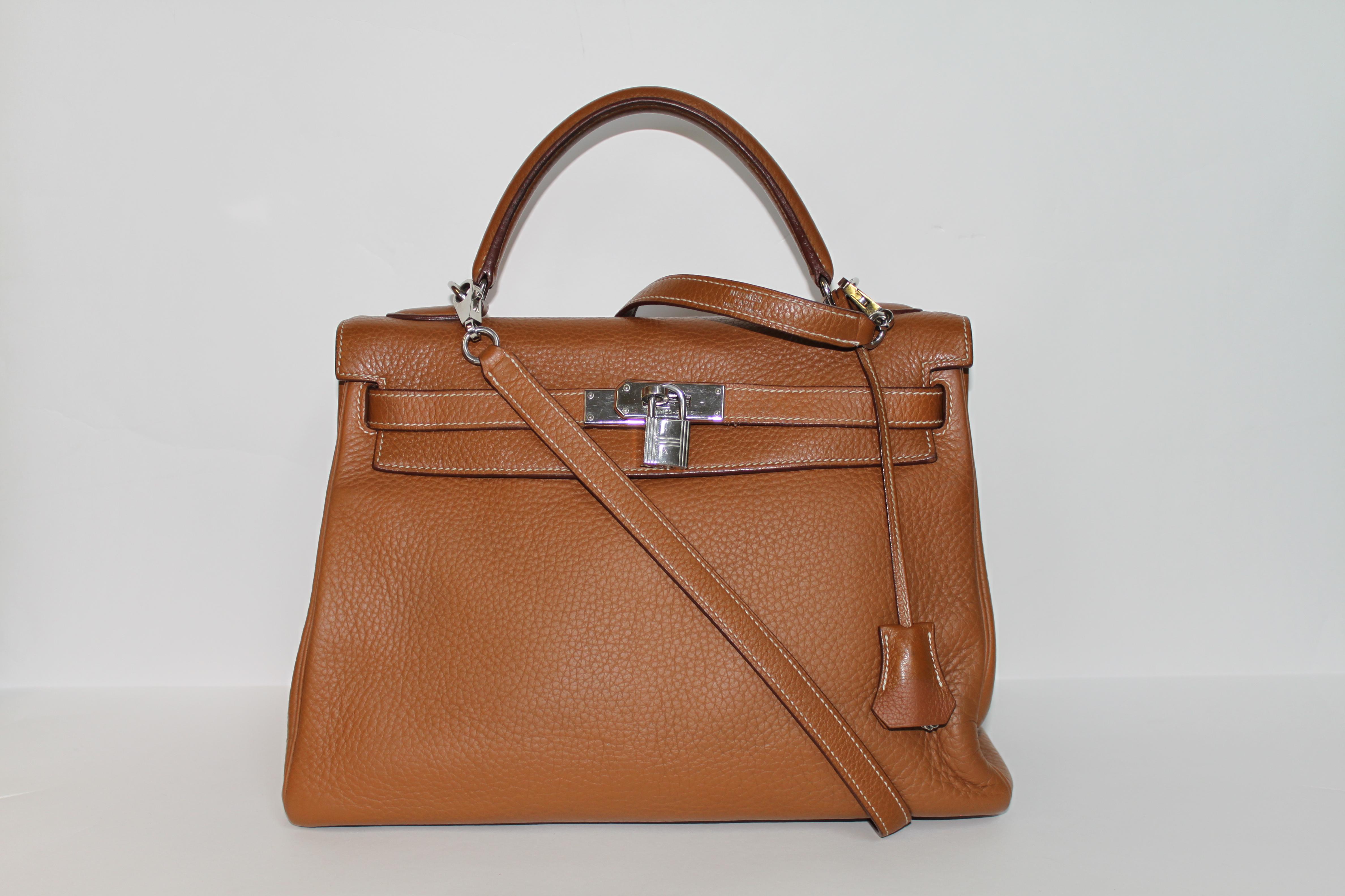 Iconic and timeless Hermes Kelly 32 in brown leather with silver hardware.
It comes with certificate of authenticity.

Dimensions:
32 x  24 x 12 cm
12,5 x 9,4 x 5 inches

The bag has some small signs of wear. There are only a few scratches on the