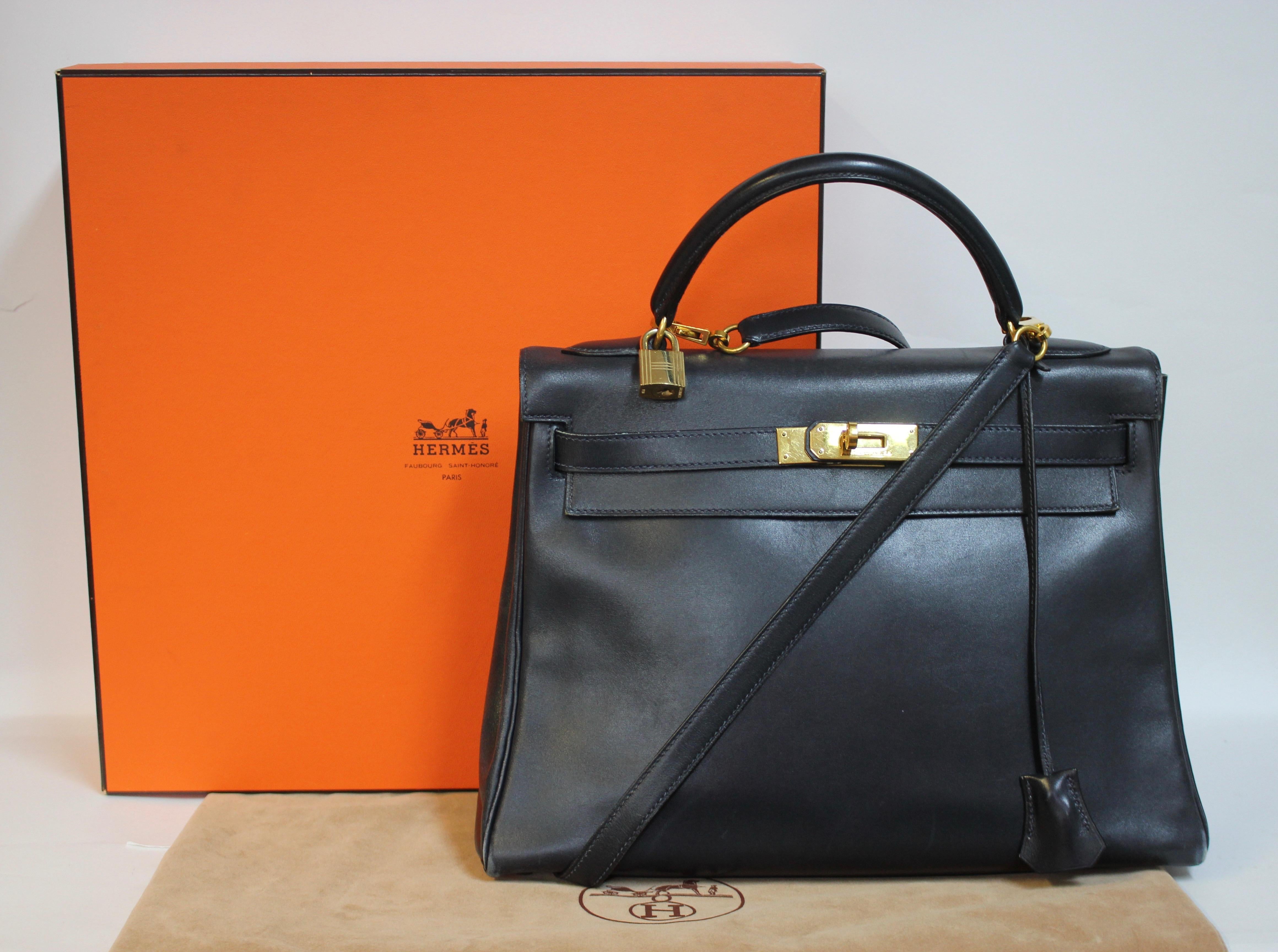 Iconic and timeless Hermes Kelly Bag 32 in navy blue with gold hardware.
It comes with original dust bag, original box and certificate of authenticity.

The bag has some age-appropriate signs of wear that you can see in the Images.
The authenticity