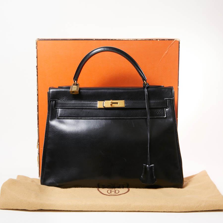 We no longer describe Hermès bags. This one is in perfect condition despite its age. It is in black box calfskin. It has its padlock, its keys, the zipper and the bell. The jewelry is gold plated. It is lined in leather with 3 pockets, one of which