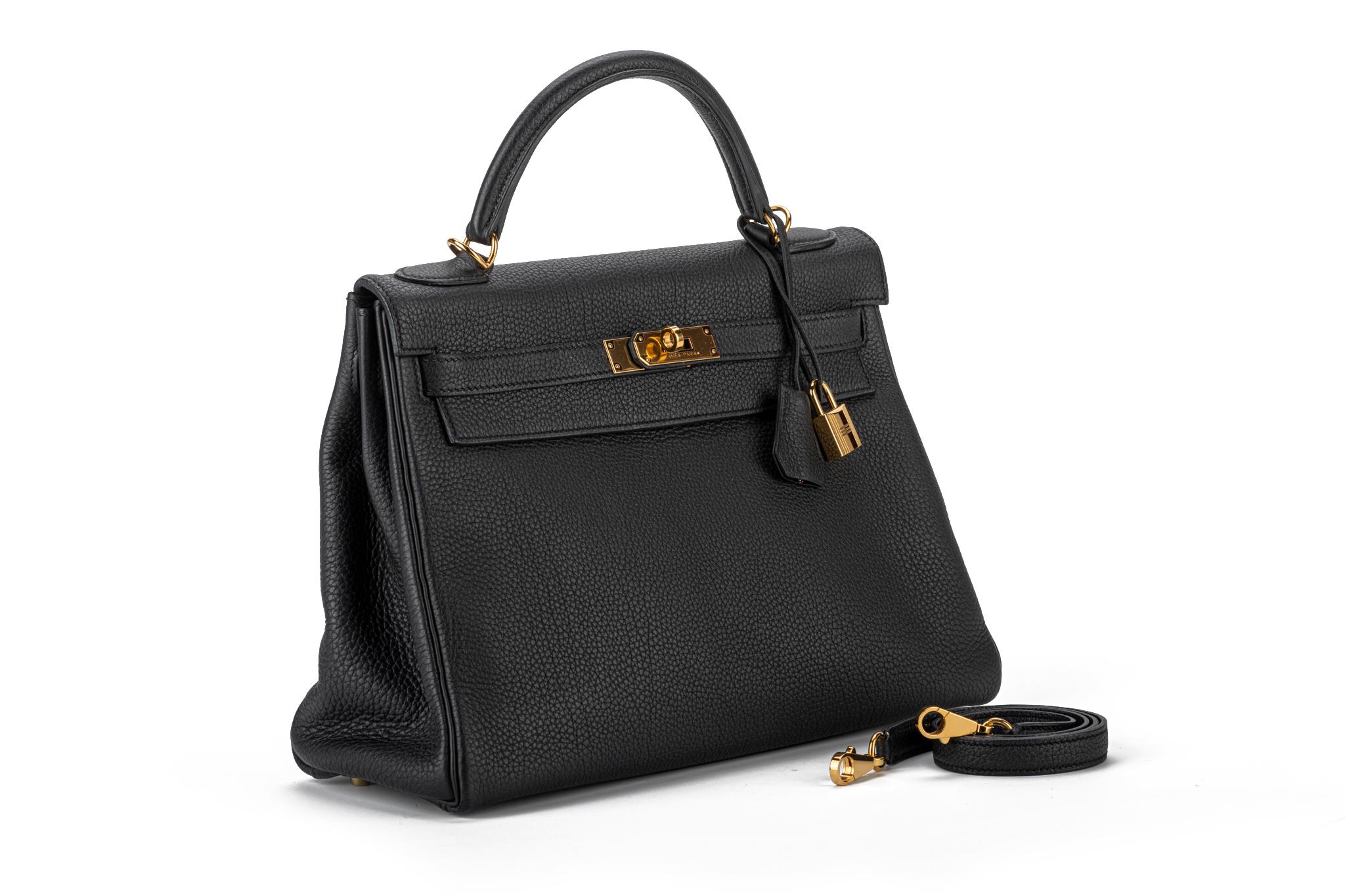 Hermès signature Kelly bag, 32 cm, in black taurillon clemence leather and gold-plated hardware. Ton sur ton stitching. Blind stamped 