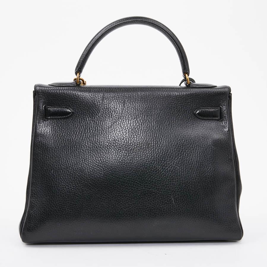 Flagship model of the Hermès house, this bag is in black grained leather with identical stitching. It is worn by hand. The jewelry is in gold metal (micro scratches). It has a zipper, bell, keys (two) and padlock. It is marked 