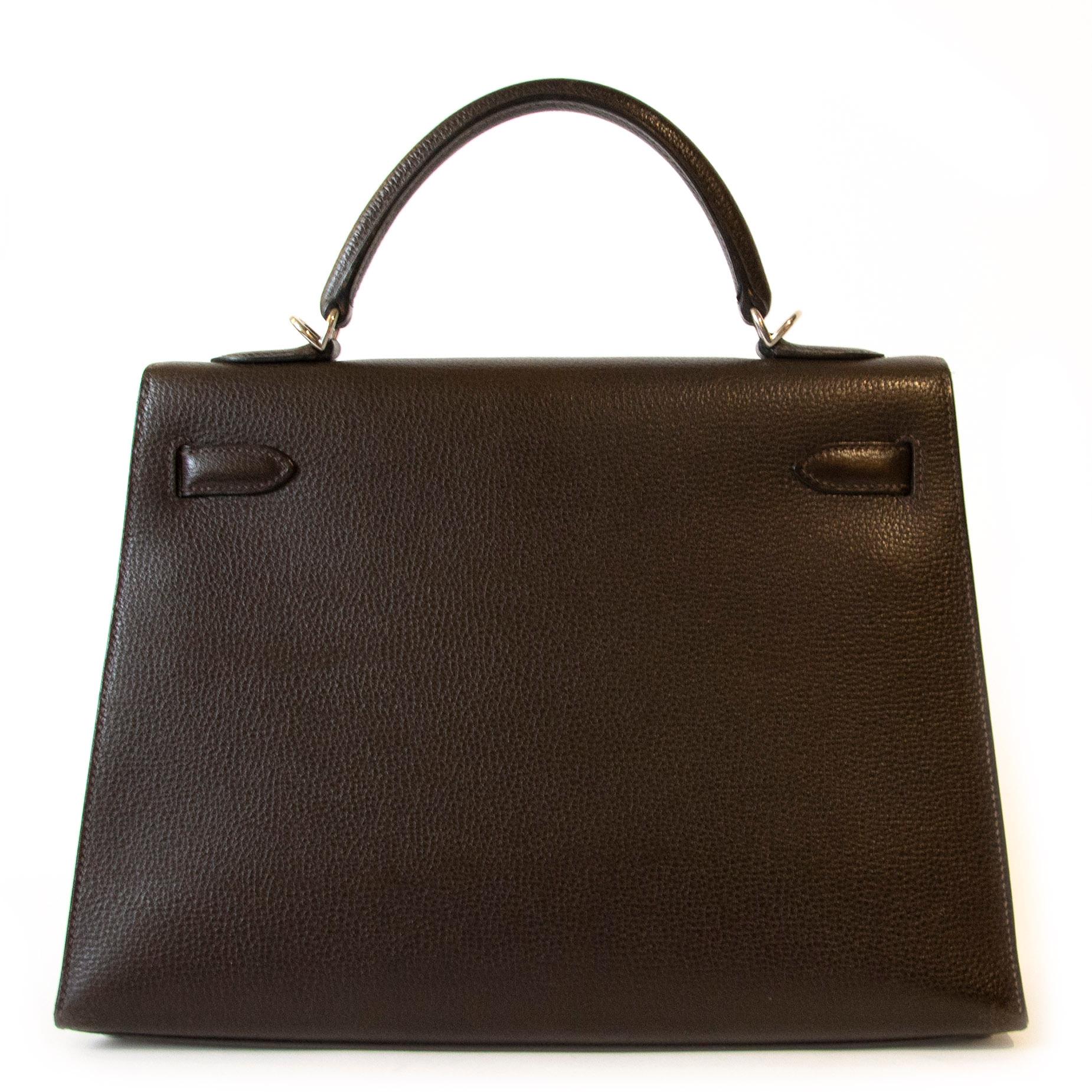 Hermès Kelly 32 Brown Vache Liègee PHW. This wonderful Hermès Kelly comes in a size 32 and is crafted out of extremely sturdy and durable Vache Liègee leather. This Vache Liegee is the thickest and most durable of Hermès’ leathers released! This