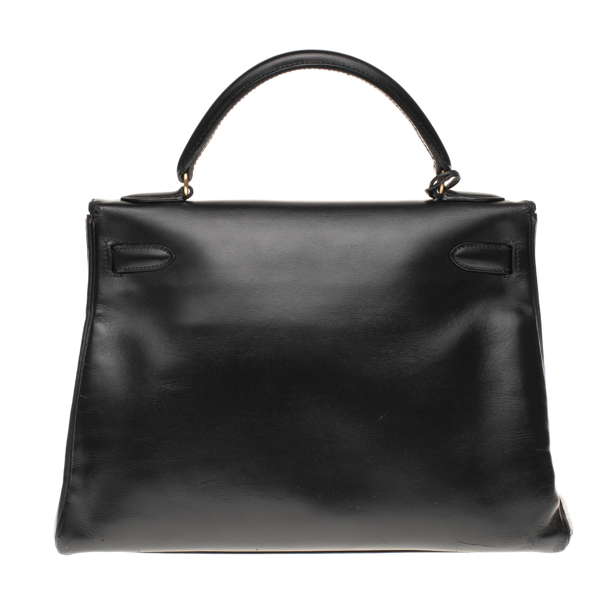 Beautiful Hermes Kelly Bag retourné 32 cm in black calfskin box, gold-plated metal trim, single handle in black leather, removable shoulder strap in black leather allowing a handheld or shoulder.
Closure by flap.
Black leather inner lining, one