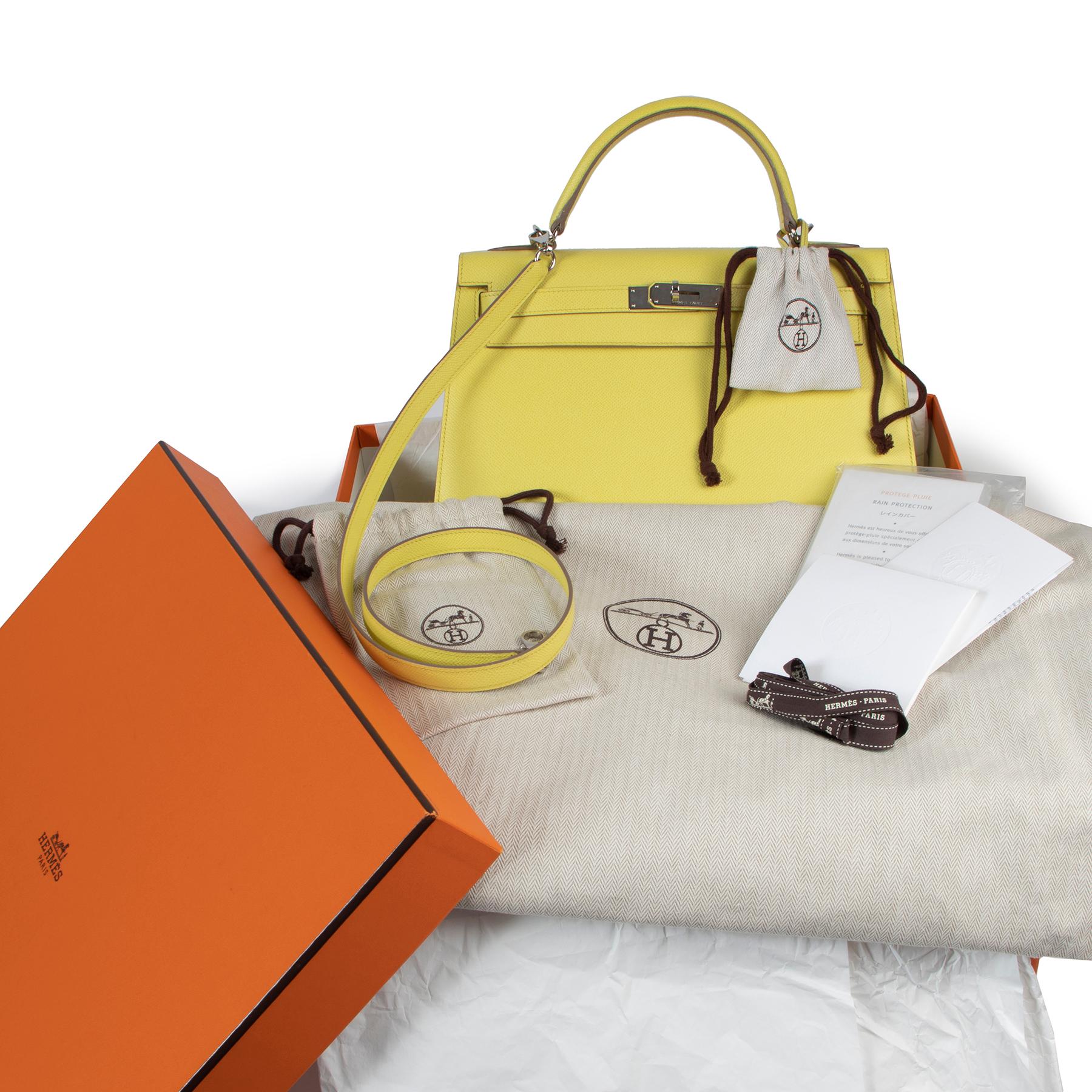 Hermès Kelly 32 Epsom Soufre PHW

You will have several heads turning when your promenade along the street with this bag. The iconic Kelly bag designed by Hermès in a vibrant color.

This beauty is crafted in epsom leather. This type of leather is