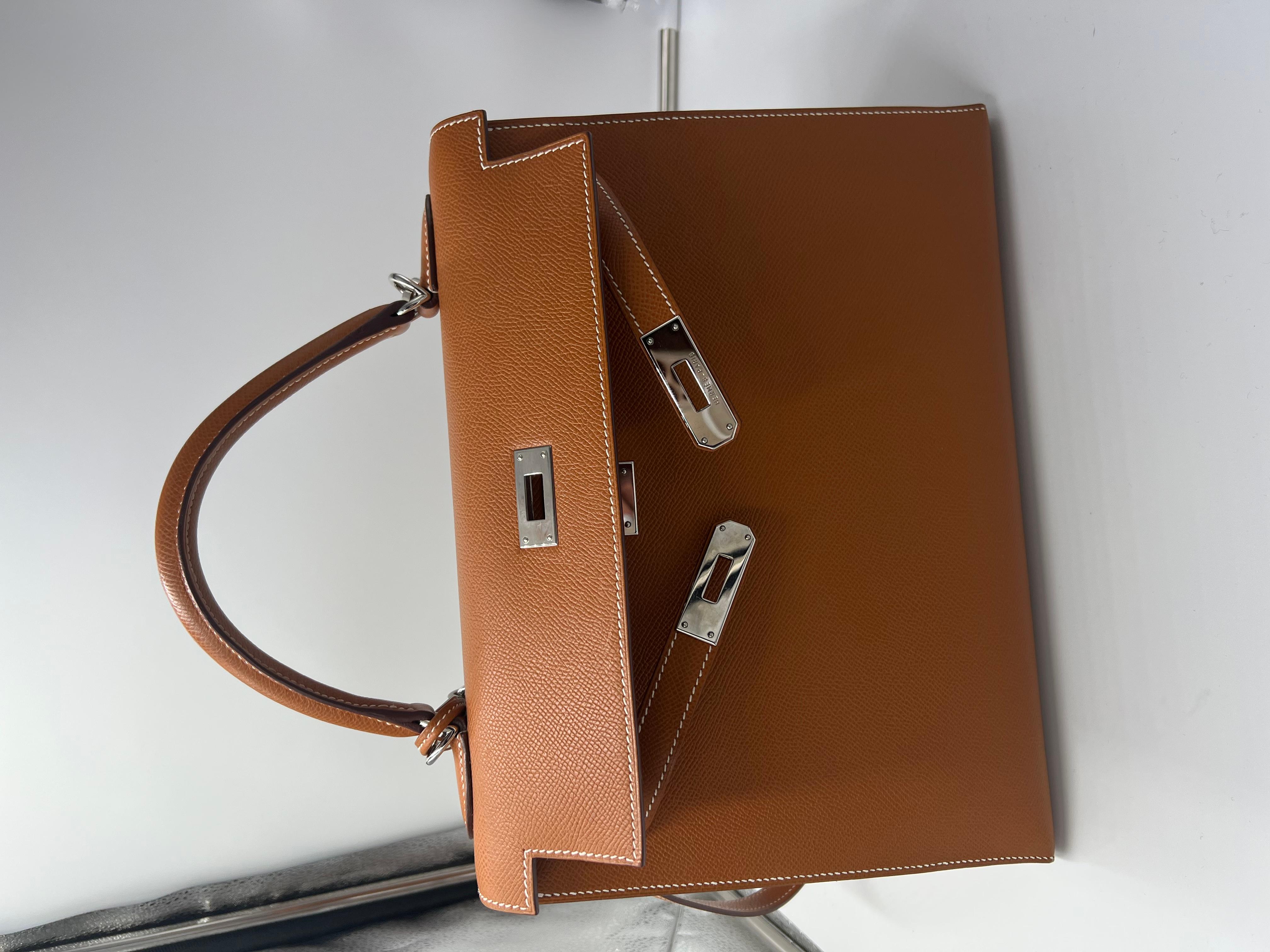 Hermes Kelly 32 Gold colour with palladium hardware epsom leather. It comes in excellent condition, with dustbag, clochete lock and keys. 