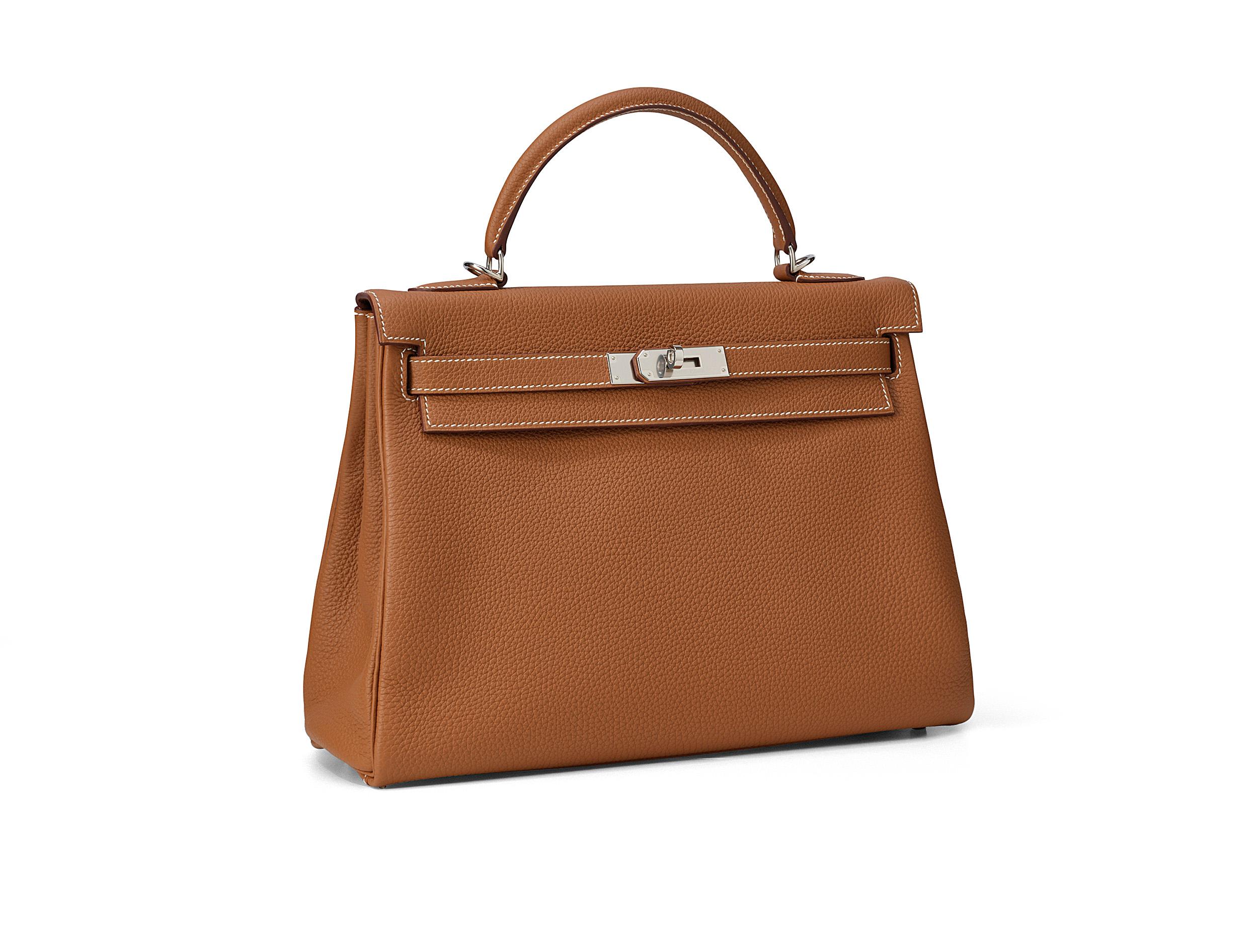 Hermès Kelly 32 in gold and togo leather with palladium hardware. The bag is unworn and comes as full set including the original receipt.
Stamp Y (2020) 

