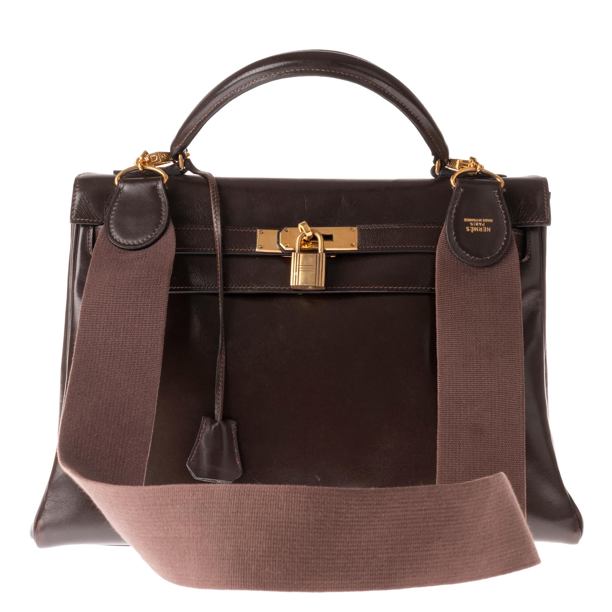 Hermès Kelly 32 handbag retourné vintage in brown calfskin leather with shoulder strap, gold plated hardware, single brown leather handle handle sport leather shoulder strap and canvas for carrying hand or shoulder.
Closure by flap.
Interior lining