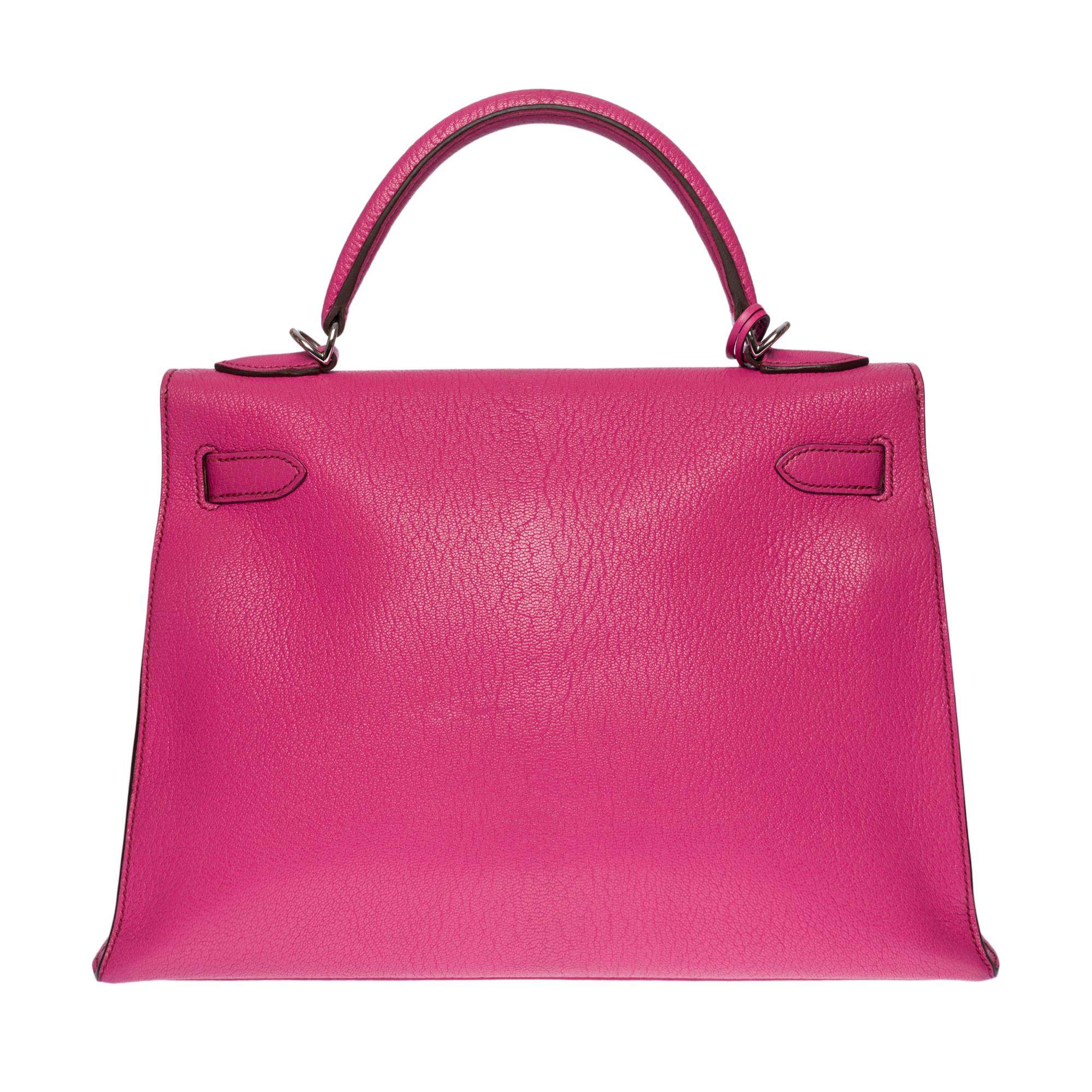 Splendid & Rare Hermes Kelly 32 sellier handbag 32 strap in Fuchsia Mysore chèvre leather, palladium silver plated hardware, single pink leather handle, removable shoulder strap in pink leather for a hand or shoulder support

Flap closure
Pink