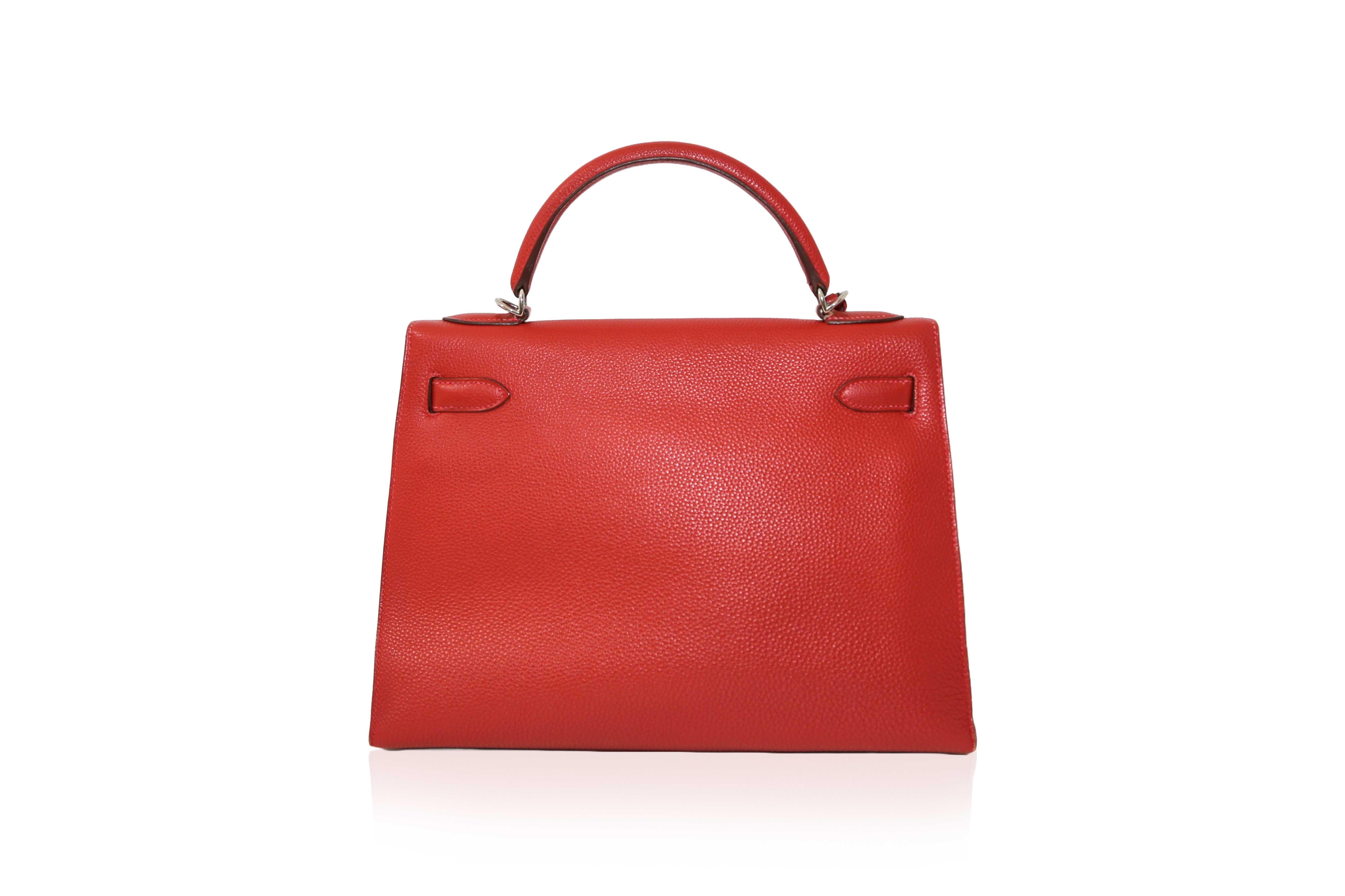 Magnificent Hermès Kelly 32 cm handbag in red Togo leather with palladium metal hardware. It features a simple handle in red leather and a removable strap in red leather, allowing the bag to be worn on the hand or shoulder.

Stamp: Square H