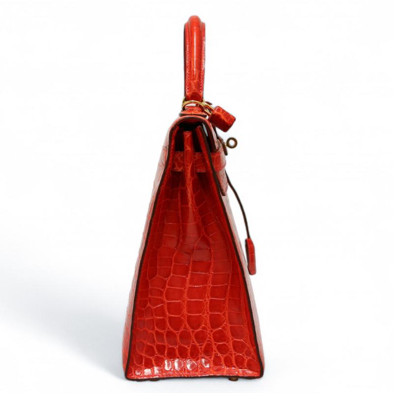Exceptional HERMES Kelly 32 Niloticus shoulder bag, delivered in its original HERMES dustbag

Condition : very good
Made in France
Model : Kelly 32
Material : Crocodile Niloticus
Interior : orange leather
Color : orange
Dimensions : 32 x 22 x 10