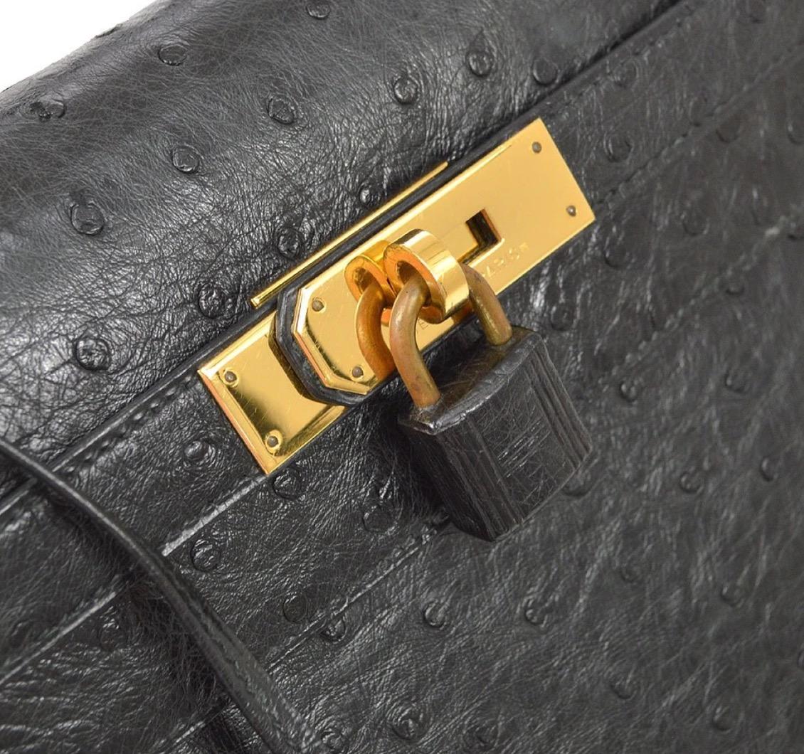 Ostrich
Leather trim
Gold plated hardware 
Leather lining
Turn-lock closure 
Made in France
Handle drop 3.5