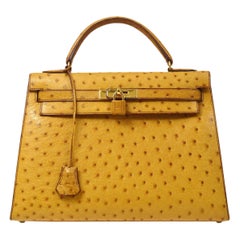 Sac porté épaule Kelly 32 Hermès en autruche exotique jaune et or avec poignée supérieure 