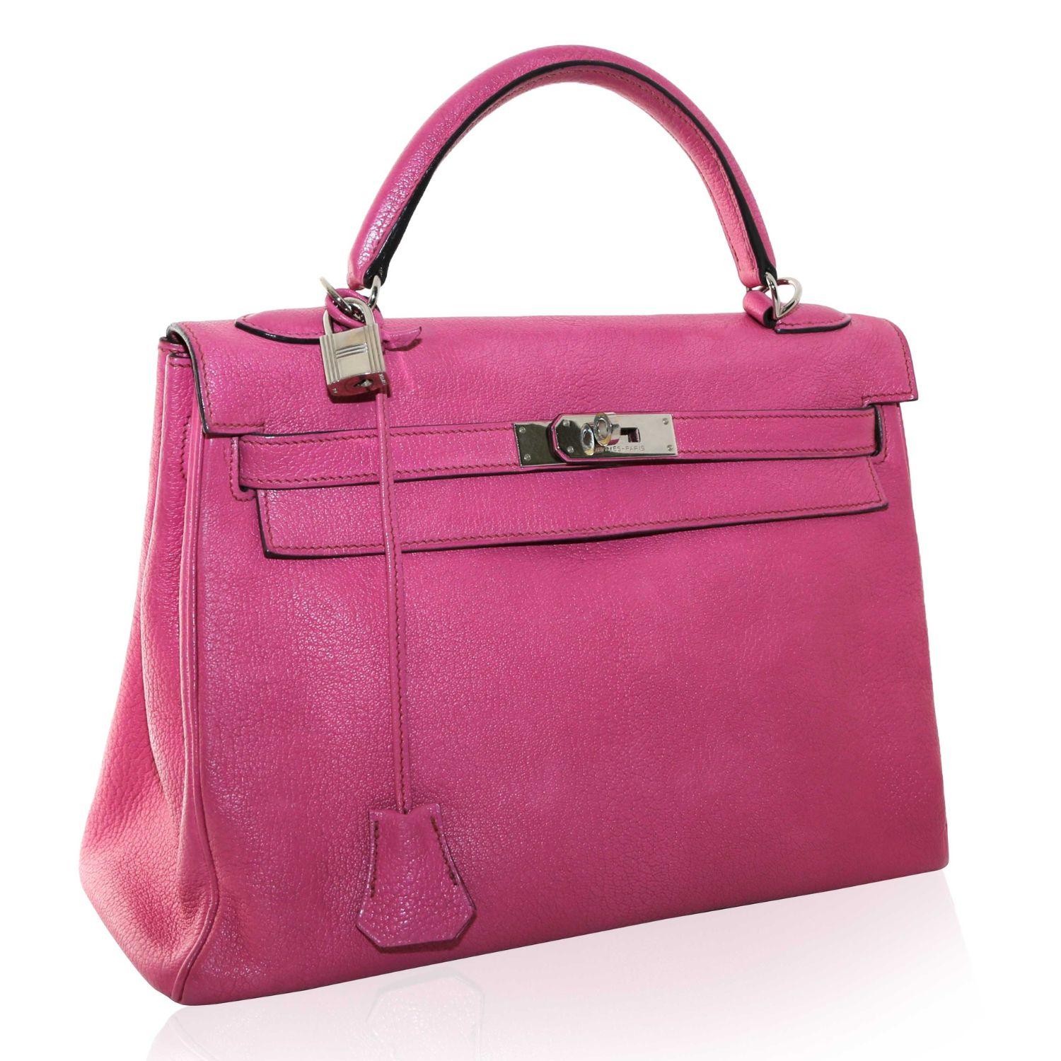Ce sac Kelly classique d'Hermès rehausse votre garde-robe.

Parée d'une délicate teinte rose magnolia, la Kelly 32 est un classique intemporel. Parfait pour toutes les occasions, son design luxueux respire l'élégance et la sophistication, ce qui en