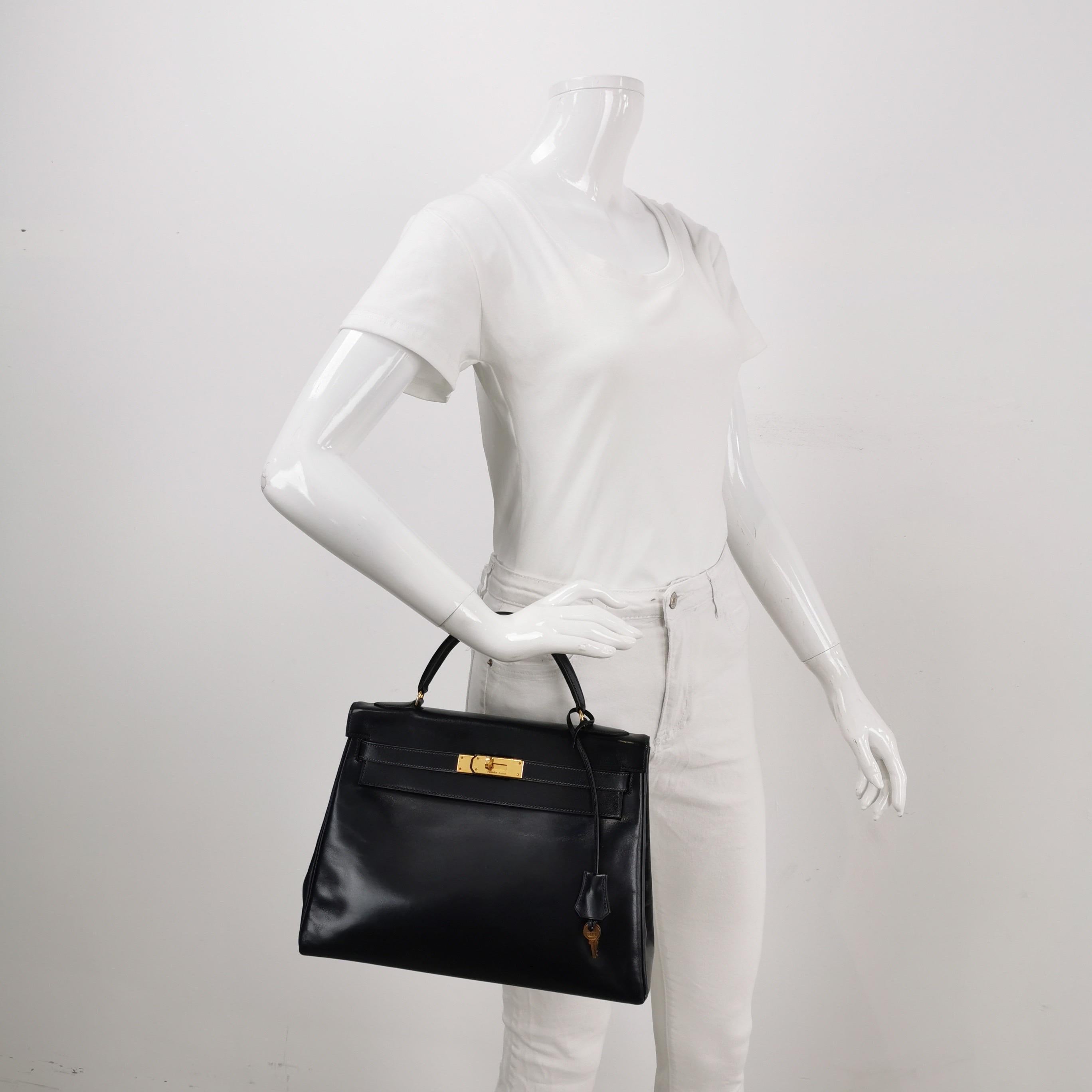 Condition: good condition

Overall signs of use. Scratches on leather and hardware. Creases on the leather. Light stains on the inside. Cracks on the flap. NO STRAP. Does not appear to have been restored before. 

DETAILS

Brand: Hermes
Kelly
Stamp: