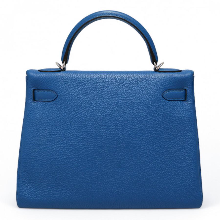 Increíble Hermès Kelly 32 de cuero togo azul, entregado en su funda guardapolvo original HERMES.
Estado: muy bueno
Fabricado en Francia
Model : Kelly 32
Material : cuero togo
Interior : cuero azul
Color : azul 
Dimensiones: 32 x 22 x 11 cm
Letra :