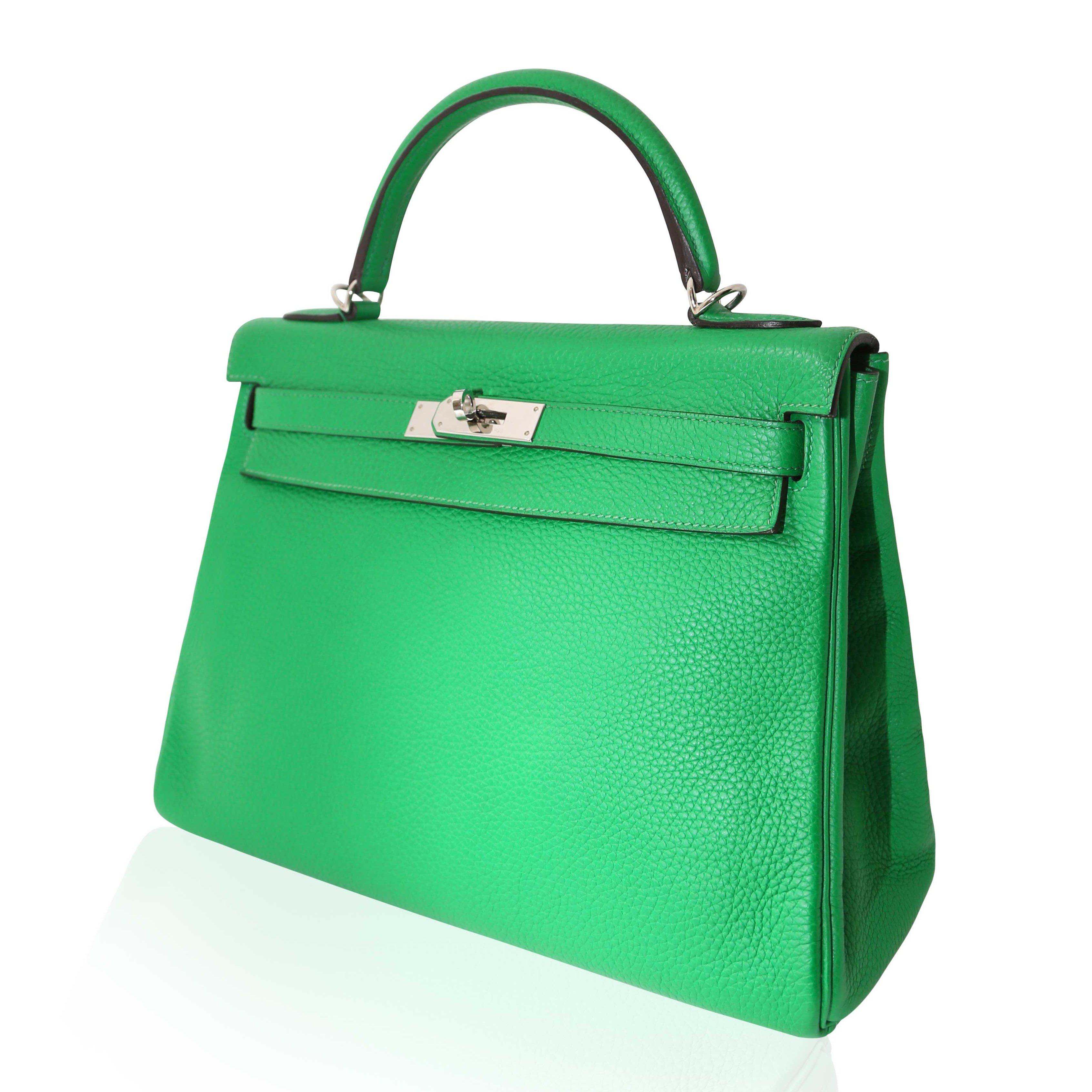 Werten Sie Ihre Garderobe mit dieser klassischen PHW Kelly Bag von Hermès auf. Dieses exquisite Stück verfügt über Palladium-Hardware, wurde 2016 gefertigt und befindet sich in einem ausgezeichneten Zustand. Verbessern Sie Ihren Stil noch heute mit