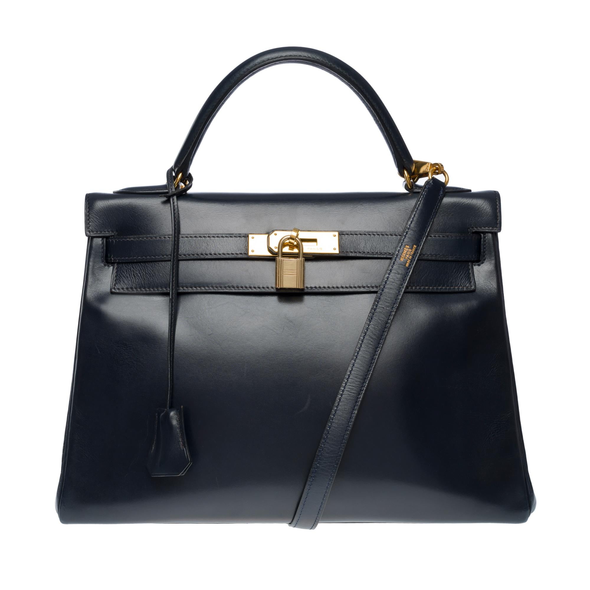 Beautiful Hermes Kelly 32 retourne handbag strap in navy blue box calfskin leather , gold plated metal hardware, navy leather handle, removable shoulder handle in navy leather for hand or shoulder carry

Flap closure
Interior lining in navy leather,