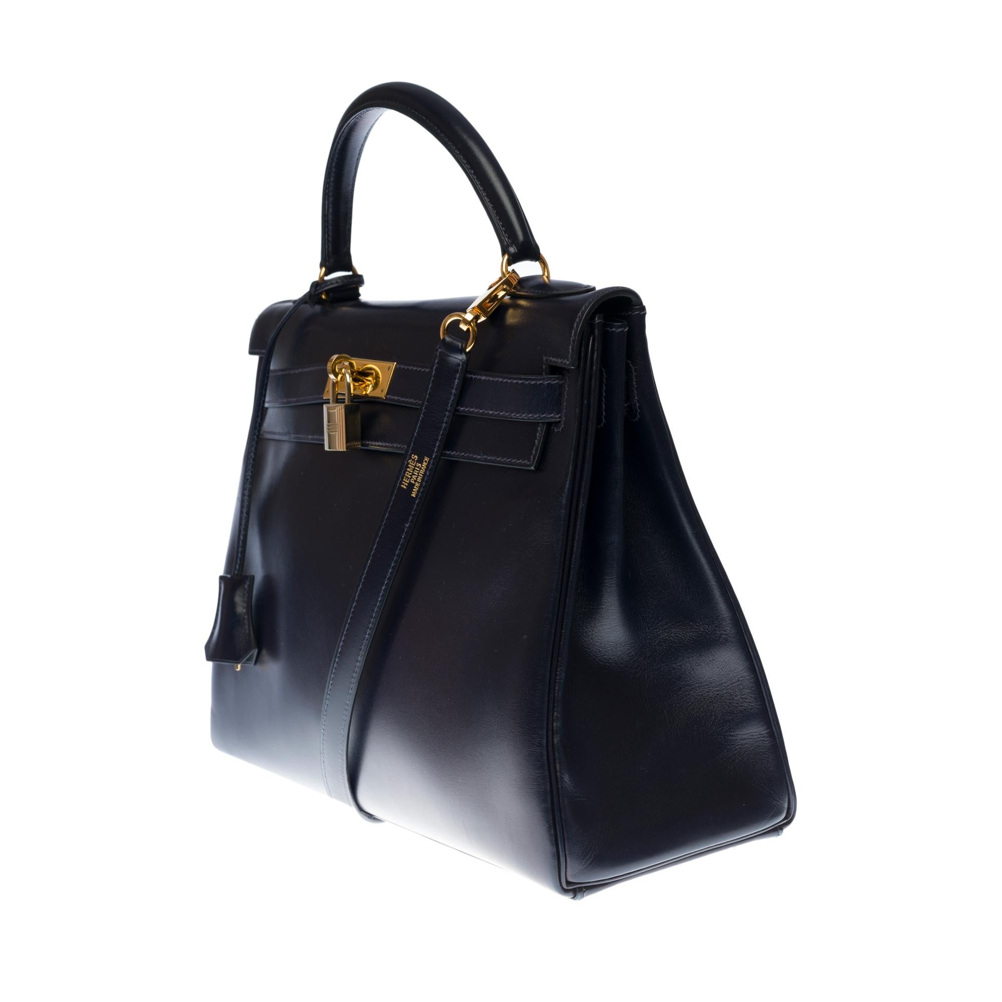 Amazing Hermes Kelly 32 retourné handbag in navy blue calf box leather, gold plated metal hardware, navy blue calf leather handle, removable, navy blue strap allowing hand or shoulder carrying
 
Flap closure
Navy leather interior lining
One zipped